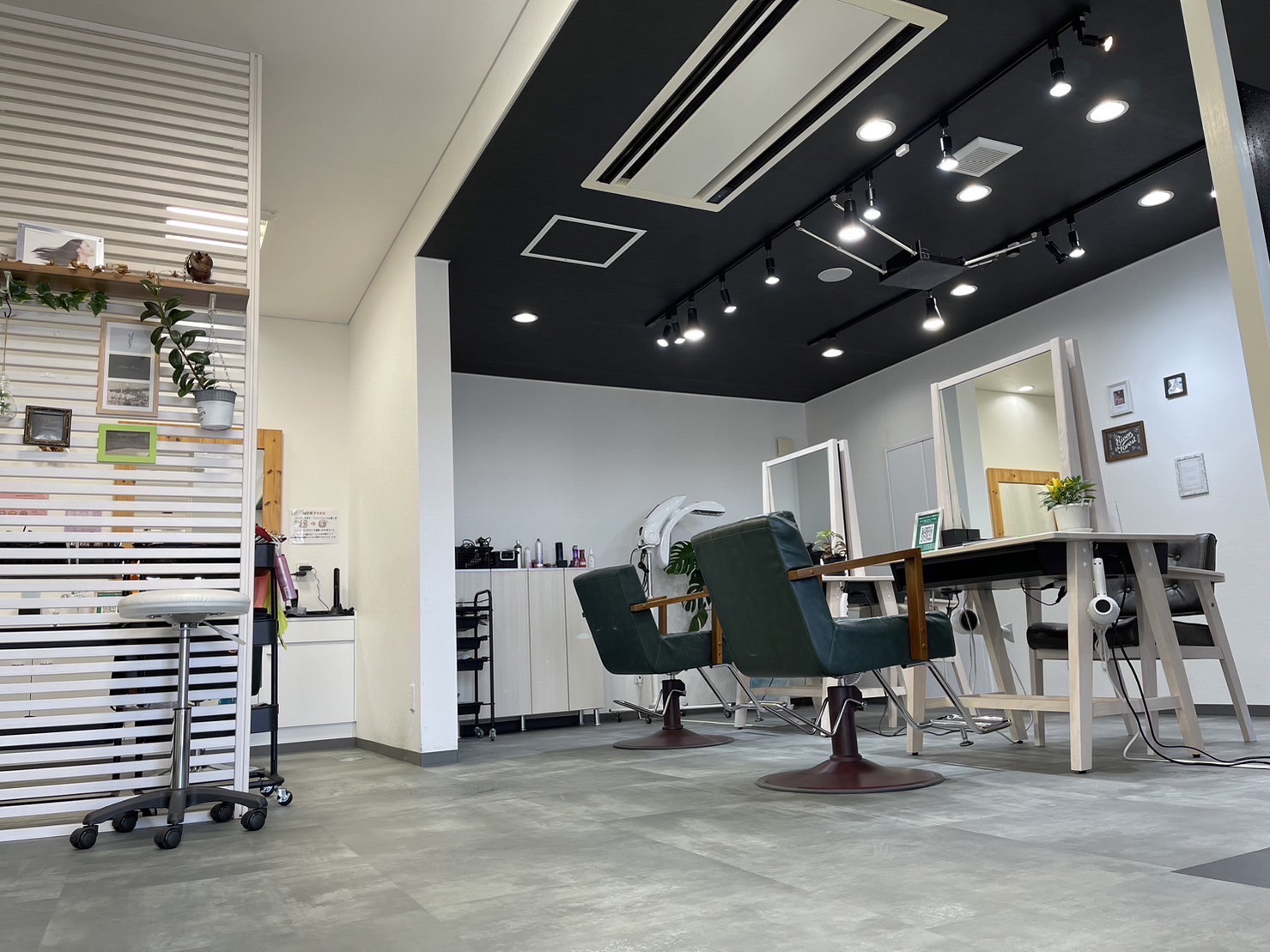 【JR守山】≪時短勤務可能≫≪ブランクありOK≫≪19時までに退勤可能≫≪土日休みの相談OK≫少人数制のプライベートサロンでお客様に合わせた丁寧な施術が人気！ライフスタイルに合わせた働き方でプライベートとの両立も実現可能！「Rivoro（リボロ）」からスタイリスト（美容師）の求人☆★☆