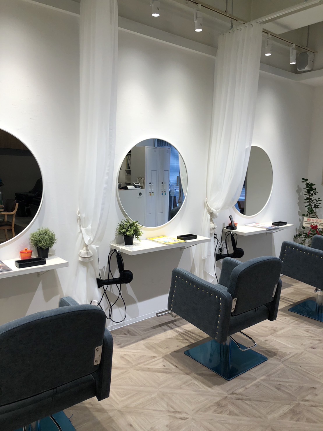 【六甲道】≪完全週休二日制≫≪社会保険完備≫≪有給休暇あり≫≪産休育休実績あり≫≪ママさん歓迎≫プライベートも充実しながら働ける！品質にこだわりながらも安価に提供するためにセルフブローを取り入れてます！「Alana Hair（アラナヘアー）」からスタイリスト（美容師）の求人☆★☆