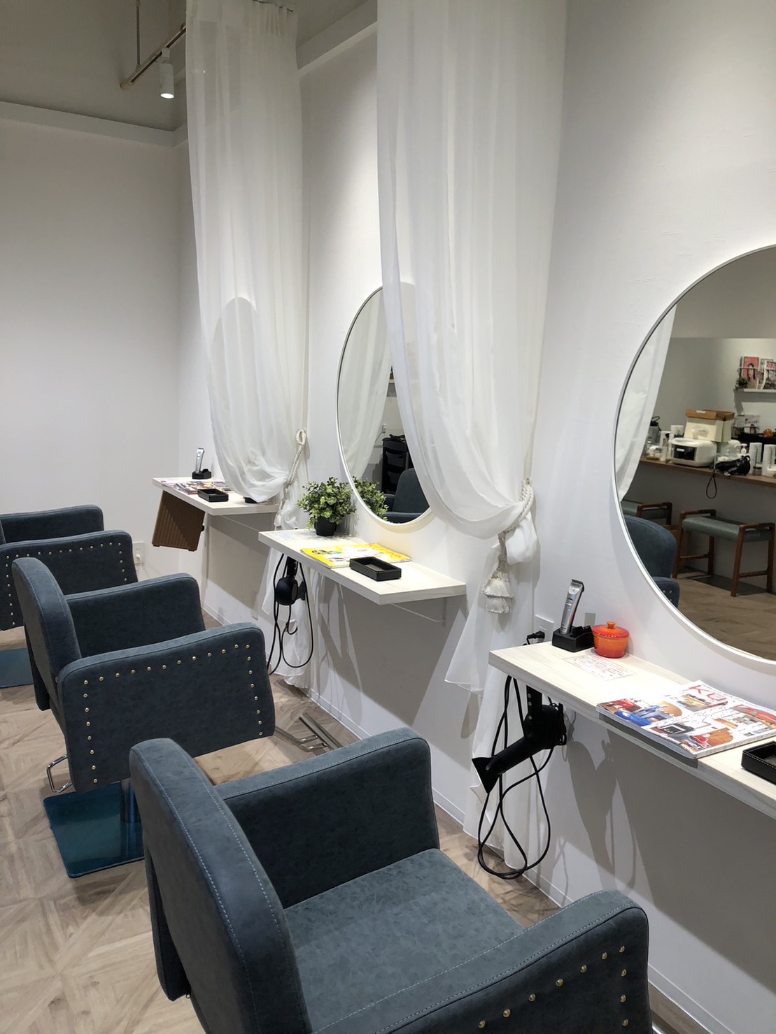 【六甲道】≪完全週休二日制≫≪社会保険完備≫≪有給休暇あり≫≪産休育休実績あり≫≪ママさん歓迎≫プライベートも充実しながら働ける！品質にこだわりながらも安価に提供するためにセルフブローを取り入れてます！「Alana Hair（アラナヘアー）」からスタイリスト（美容師）の求人☆★☆