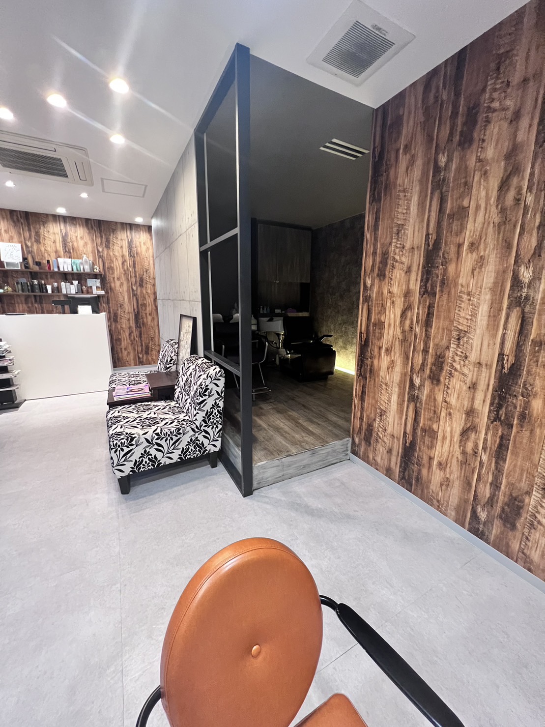 【交野市駅】≪1時間休憩or2時間休憩の自由選択制≫≪地域密着の人気サロン！≫≪完全週休2日制≫≪19時台に退勤可能≫≪月給25万円～≫≪社会保険完備≫≪マンツーマン入客≫≪スタイリストオンリーサロン≫幅広い世代のお客様より愛される人気サロン！集客も抜群で入客も安心！「JINa（ジーナ）」からスタイリスト（美容師）の求人☆★