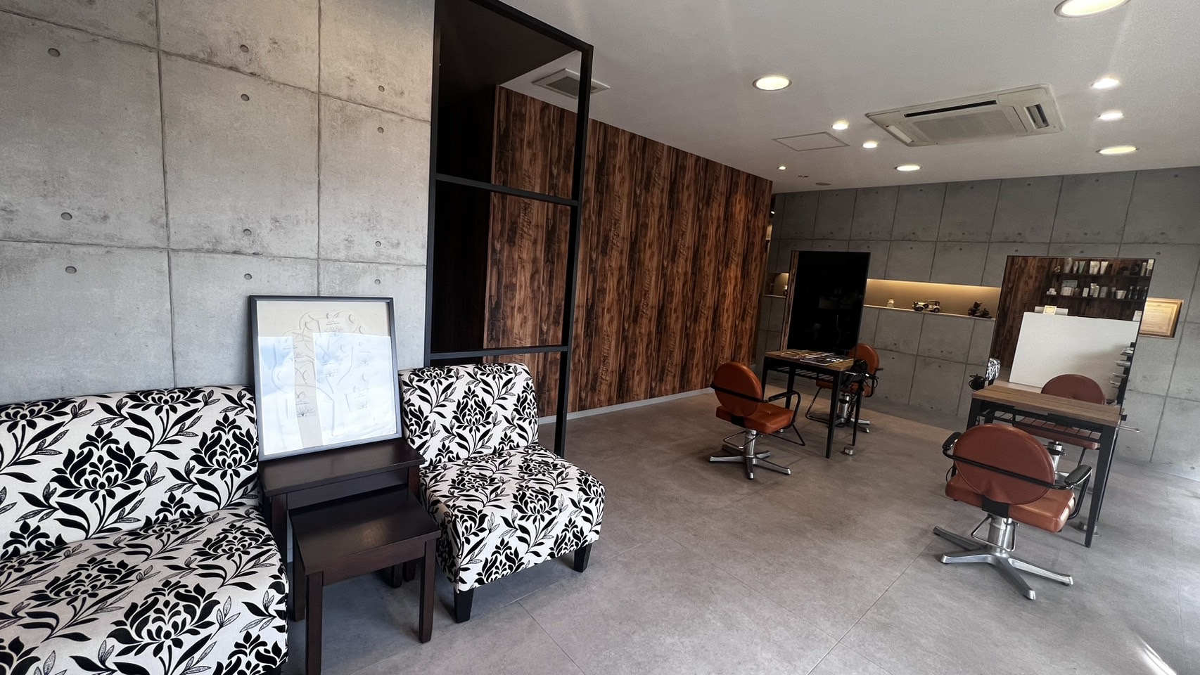 【交野市駅】≪1時間休憩or2時間休憩の自由選択制≫≪地域密着の人気サロン！≫≪完全週休2日制≫≪19時台に退勤可能≫≪月給25万円～≫≪社会保険完備≫≪マンツーマン入客≫≪スタイリストオンリーサロン≫幅広い世代のお客様より愛される人気サロン！集客も抜群で入客も安心！「JINa（ジーナ）」からスタイリスト（美容師）の求人☆★