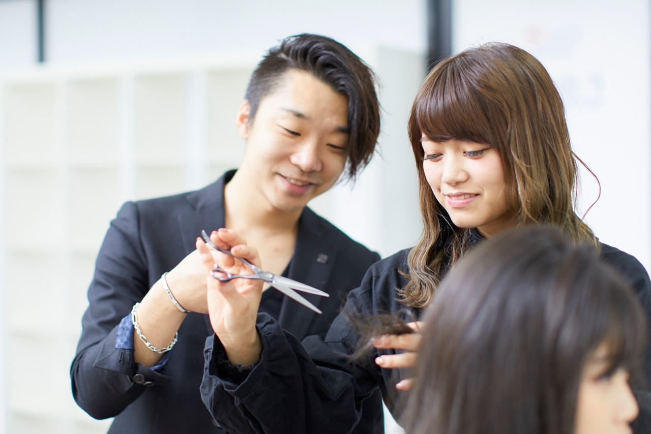 【河内花園】梅田や神戸の有名美容専門学校から講師の募集!美容師の経験を活かし、美容師の楽しさや実践に行かせる内容を生徒に伝えていくお仕事です!美容師のセカンドキャリアで講師をしたい方にもオススメ!「F.B.D.A.株式会社(エフビーディーエーカブシキガイシャ)」から講師の求人☆★