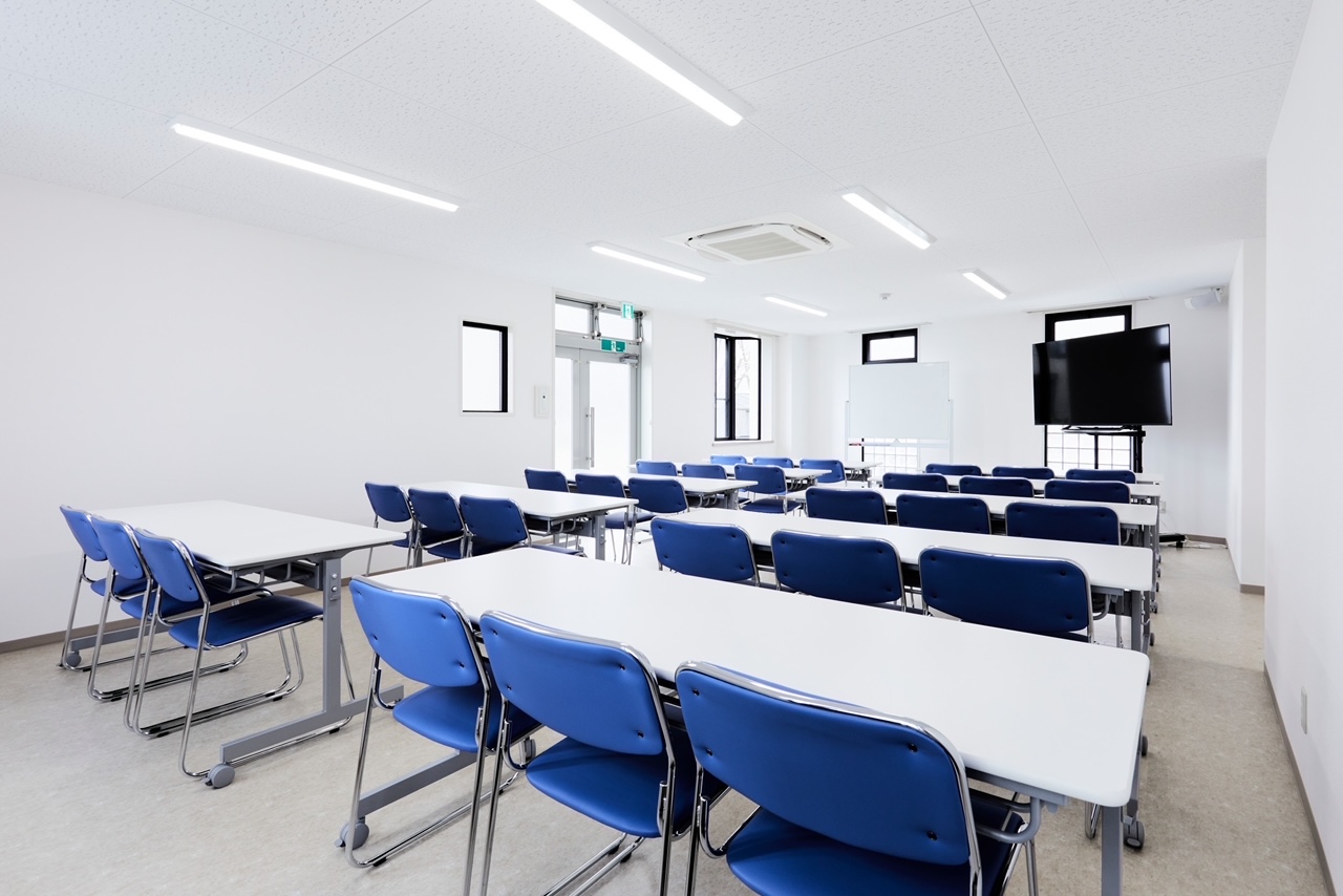 【河内花園】梅田や神戸の有名美容専門学校から講師の募集!美容師の経験を活かし、美容師の楽しさや実践に行かせる内容を生徒に伝えていくお仕事です!美容師のセカンドキャリアで講師をしたい方にもオススメ!「F.B.D.A.株式会社(エフビーディーエーカブシキガイシャ)」から講師の求人☆★