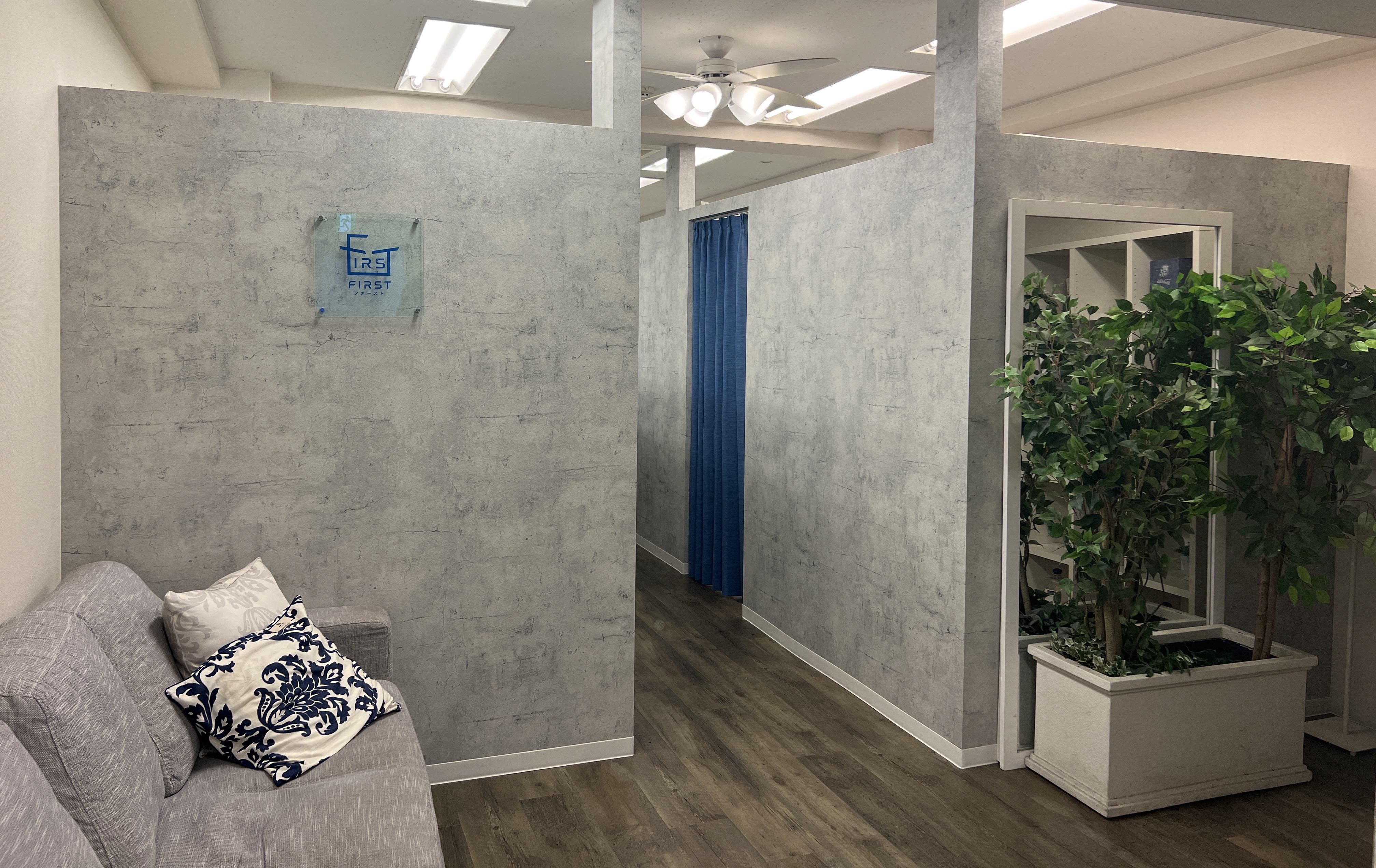 【新宿】未経験者歓迎！◆社会保険完備・実働8時間・土日は19時に営業終了・有給休暇あり◆各種メディアにも取り上げられるメンズアイブロウサロンのパイオニア！実力派サロンとして、芸能人も多数来店されます！「FIRST 新宿本店（ファーストシンジュクホンテン）」からアイブロウリストの求人☆★