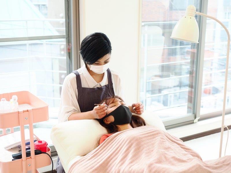 【四ツ橋】ネイル＆エステもあるトータルビューティーサロン！≪月1回土日休み可能≫≪髪色、ネイル自由≫≪社会保険完備≫頑張りがお給料としてしっかり還元されるサロンです！「eyelash Calin（アイラッシュカラン）」からアイリスト（まつげエクステ・まつげパーマ・アイブロウ）の求人☆☆