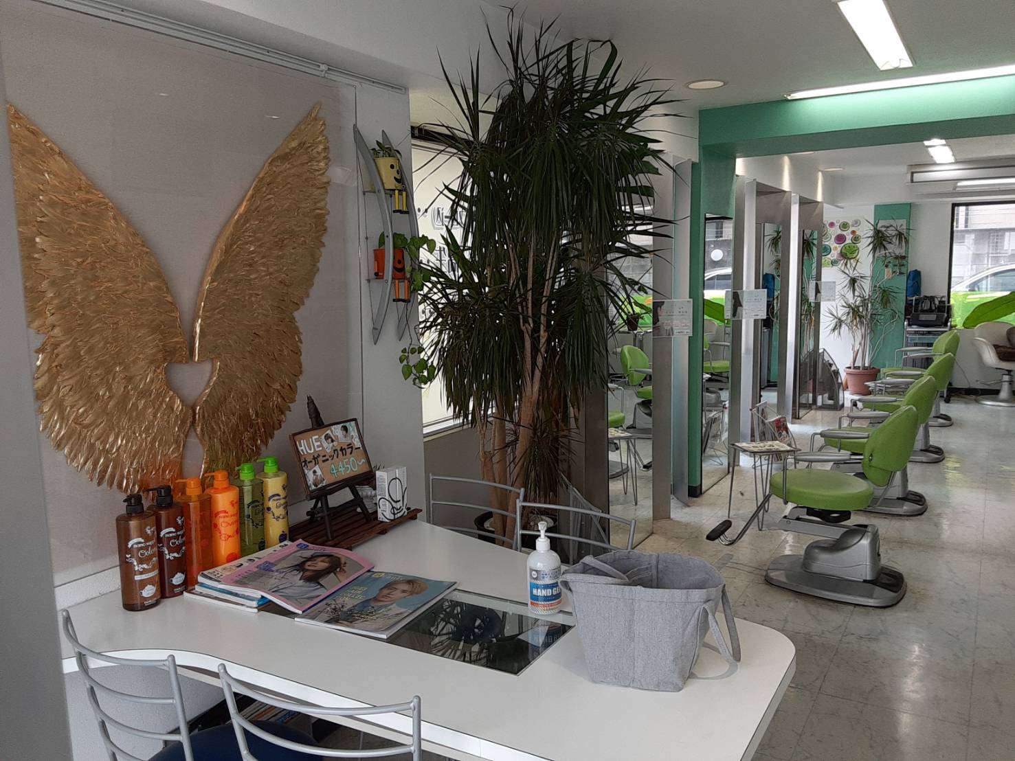 【池田駅】≪完全週休2日制≫≪遅くとも19時頃に退勤可能≫リーズナブルな価格だけど丁寧な接客で地域の方に大人気！頑張り次第で30万円以上稼げるスタイリストを目指せます！スタッフ定着率が長くずっと活躍してもらえる環境の！「Lucina AD（ルキナエーディー）」からアシスタント（美容師）の求人☆★