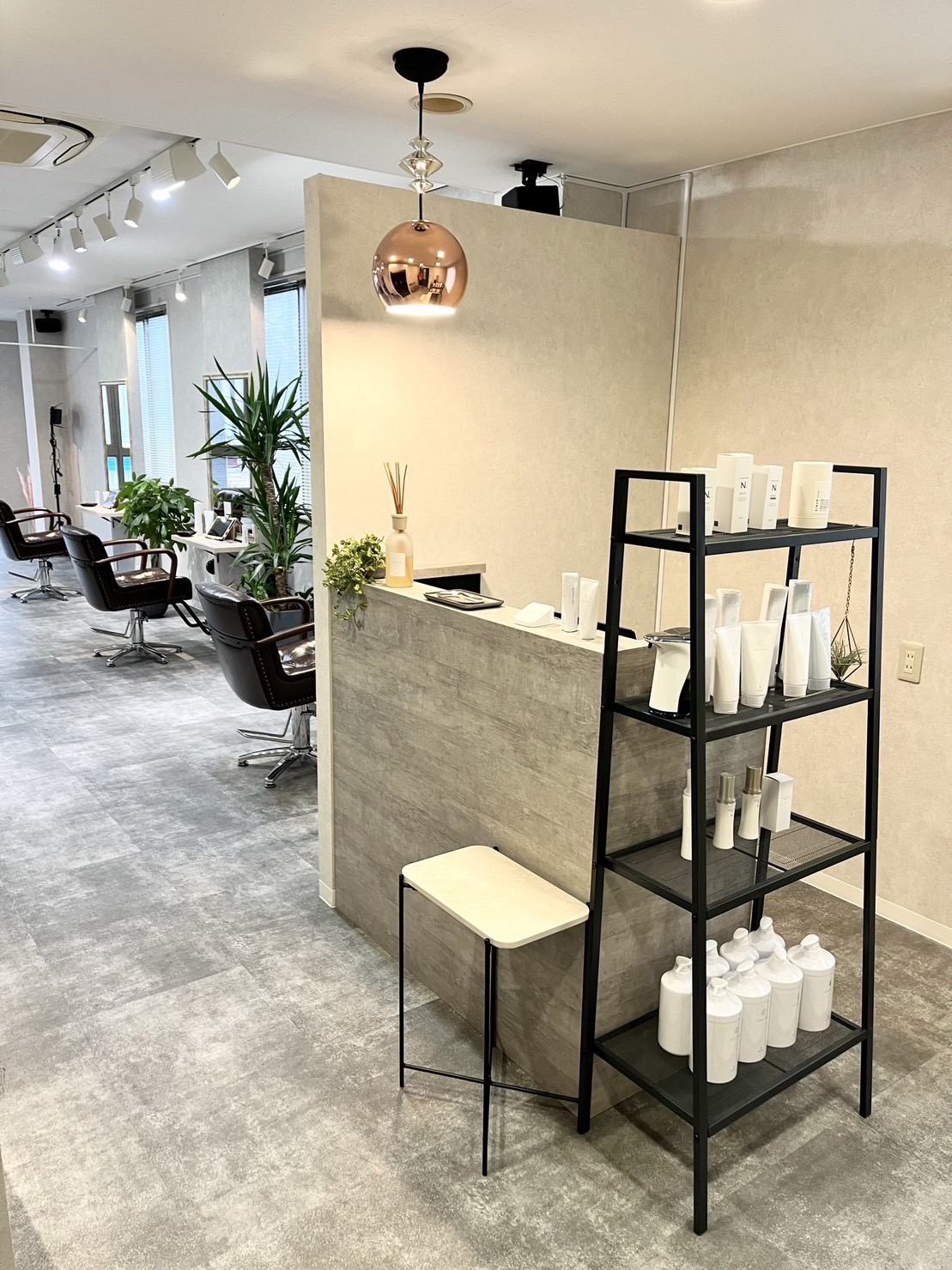 【天神橋筋六丁目】≪完全週休2日制≫≪20時までに退勤可能≫≪駅から徒歩1分≫≪客単価11000円≫≪休憩1時間保障≫オシャレな内装と丁寧な接客が人気のサロン！お客様一人ひとりに向き合った施術をしたい方にオススメです。土日休みの相談可能など、他にも良い条件がたくさんあります！「ROI.（ロイ）」からスタイリスト（美容師）の求人☆★