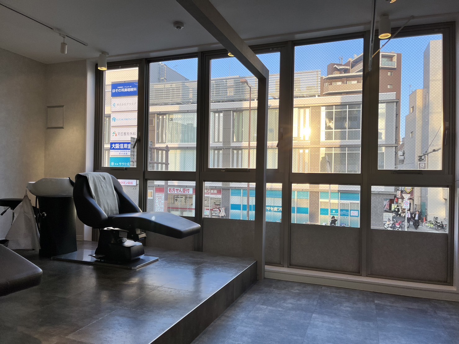 【天神橋筋六丁目】≪完全週休2日制≫≪20時までに退勤可能≫≪駅から徒歩1分≫≪客単価11000円≫≪休憩1時間保障≫オシャレな内装と丁寧な接客が人気のサロン！お客様一人ひとりに向き合った施術をしたい方にオススメです。土日休みの相談可能など、他にも良い条件がたくさんあります！「ROI.（ロイ）」からスタイリスト（美容師）の求人☆★