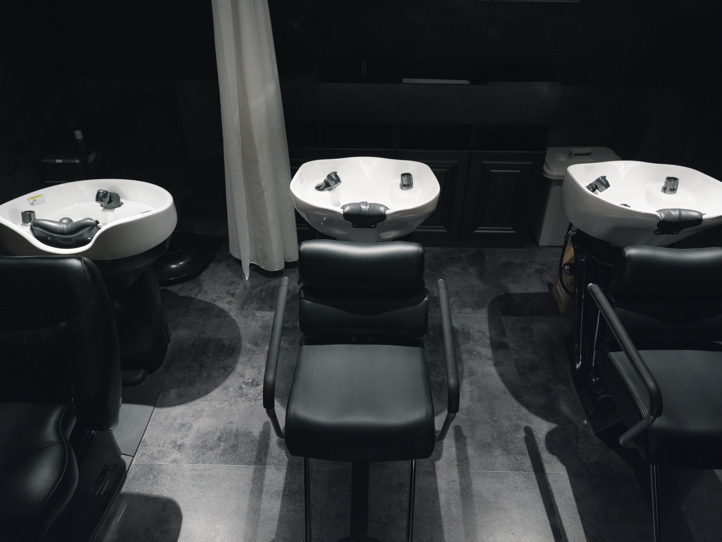 【東梅田】≪デビュー初月70万円以上の月給実績＆22歳デビュー初月270万円売り上げ実績あり！≫≪整った教育体制≫≪早番は19時台に退勤可能≫≪朝レッスンメイン≫≪昼食代支給≫スタッフ仲が良く風通しの良い環境で和気あいあいと働けます。縮毛矯正、デザインカラー、エクステとオールマイティーに技術が身に付きます「SIGMA LATTE（シグマラテ）」からアシスタント（美容師）の求人★☆