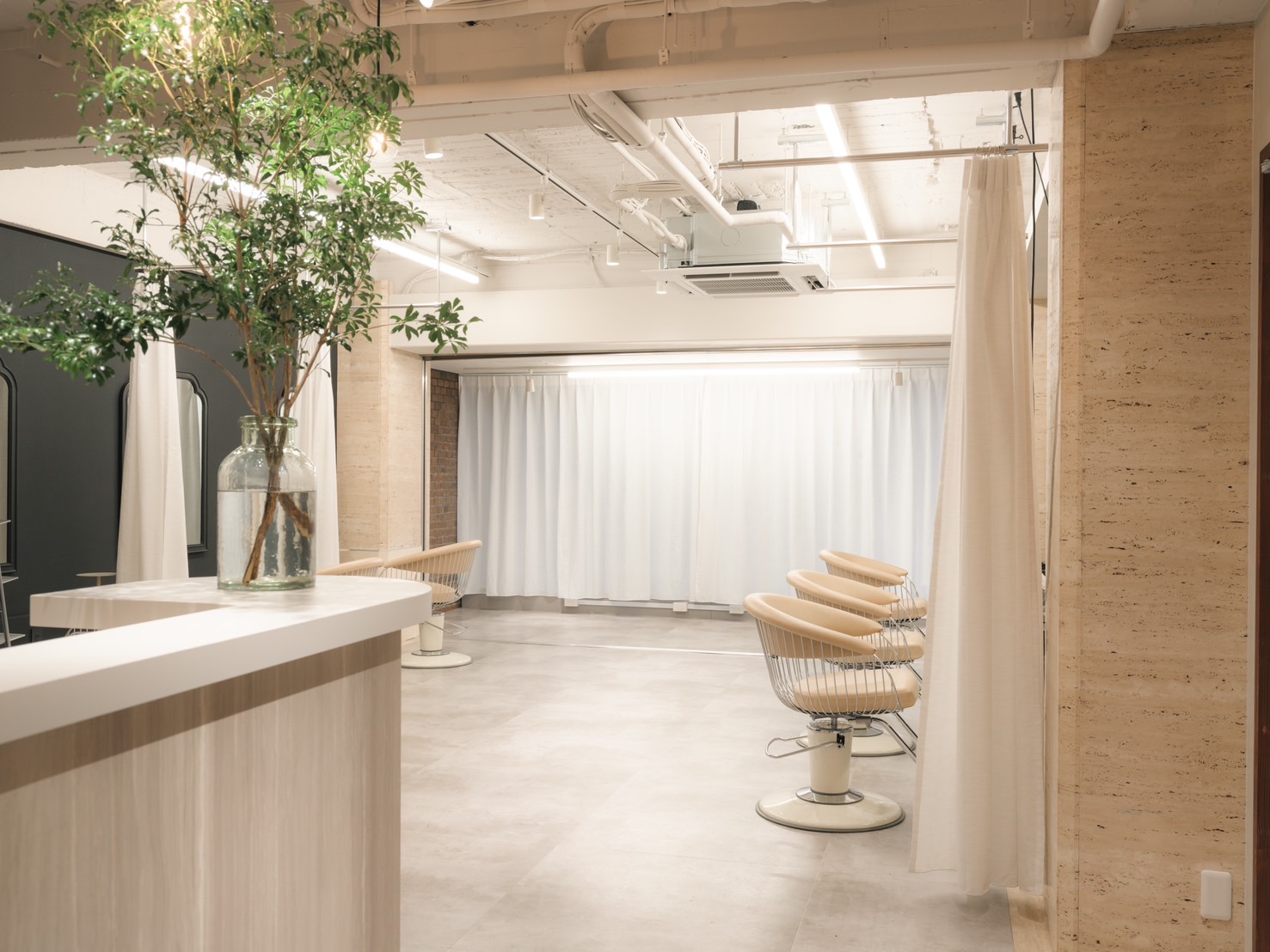 【東梅田】≪デビュー初月70万円以上の月給実績＆22歳デビュー初月270万円売り上げ実績あり！≫≪整った教育体制≫≪早番は19時台に退勤可能≫≪朝レッスンメイン≫≪昼食代支給≫スタッフ仲が良く風通しの良い環境で和気あいあいと働けます。縮毛矯正、デザインカラー、エクステとオールマイティーに技術が身に付きます「SIGMA LATTE（シグマラテ）」からアシスタント（美容師）の求人★☆