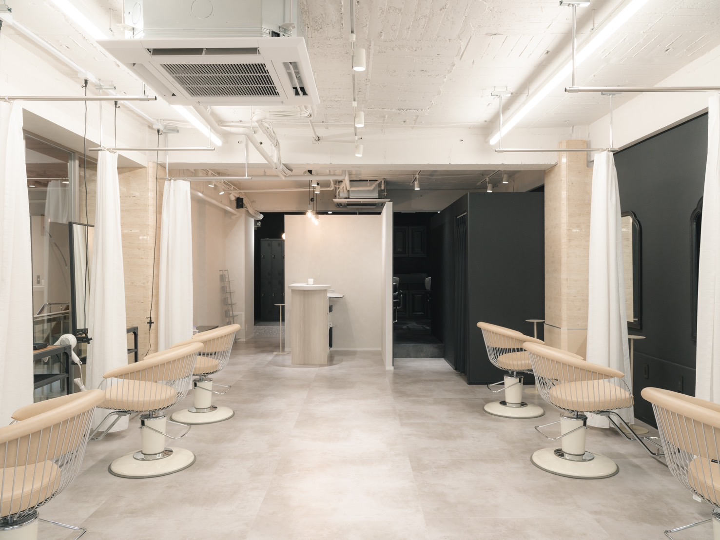 【東梅田】≪デビュー初月70万円以上の月給実績＆22歳デビュー初月270万円売り上げ実績あり！≫≪整った教育体制≫≪早番は19時台に退勤可能≫≪朝レッスンメイン≫≪昼食代支給≫スタッフ仲が良く風通しの良い環境で和気あいあいと働けます。縮毛矯正、デザインカラー、エクステとオールマイティーに技術が身に付きます「SIGMA LATTE（シグマラテ）」からアシスタント（美容師）の求人★☆