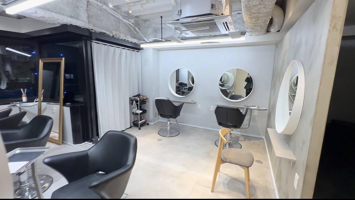 【梅田】≪未経験・通信生・新卒生歓迎≫≪デビューまで2年前後≫≪完全週休2日制≫≪社会保険完備≫≪土日休み・連休OK≫≪夏季冬季・有給休暇あり≫≪実働8時間≫スタッフが楽しく安心して働ける環境づくりをしています！充実のカリキュラムでしっかり技術を身に付けたい方必見！「francesca.bob（フランチェスカドットボブ）」からスタイリスト（美容師）の求人☆★