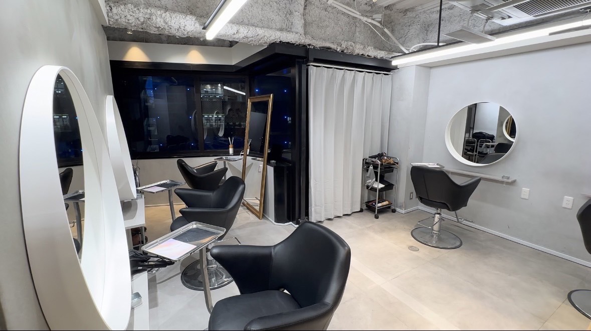 【梅田】≪未経験・通信生・新卒生歓迎≫≪デビューまで2年前後≫≪完全週休2日制≫≪社会保険完備≫≪土日休み・連休OK≫≪夏季冬季・有給休暇あり≫≪実働8時間≫スタッフが楽しく安心して働ける環境づくりをしています！充実のカリキュラムでしっかり技術を身に付けたい方必見！「francesca.bob（フランチェスカドットボブ）」からスタイリスト（美容師）の求人☆★