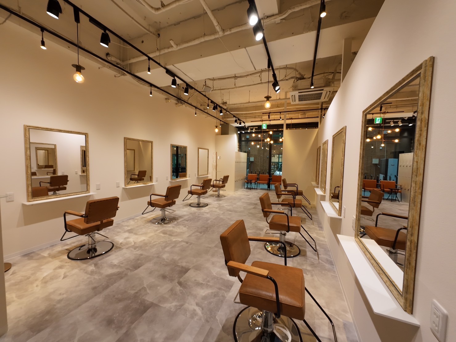 【梅田】≪未経験・通信生・新卒生歓迎≫≪完全週休2日制≫≪社会保険完備≫≪デビューまで2年前後≫≪土日休み・連休OK≫≪実働8時間≫落ち着いたプライベート空間での丁寧な施術が人気のサロン！充実のカリキュラムでしっかり技術を身に付けたい方必見！「francesca.（フランチェスカドット）」からアシスタント（美容師）の求人☆★