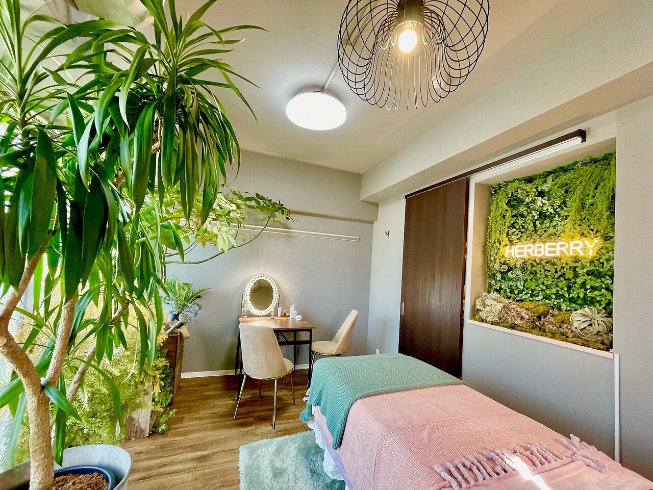 【栄】◆大卒未経験者多数・未経験歓迎・社会保険完備・産休育休制度あり◆未経験から高額月給を目指せます!少数精鋭サロンで多数出店予定!店長としてのキャリアパスもあります!「ハーブピーリング専門店 HERBERRY 栄店(ハーブピーリングセンモンテンハーバリーサカエテン)」からエステティシャンの求人☆☆