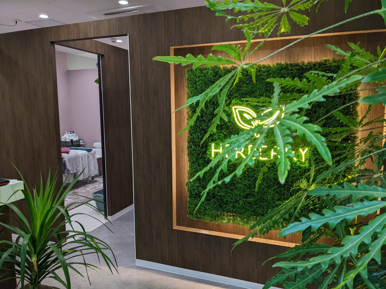 【岐阜駅】◆大卒未経験者多数・未経験歓迎・社会保険完備・産休育休制度あり◆未経験からでも高収入を目指せます!少数精鋭サロンで多数出店予定!店長としてのキャリアパスもあります!「ハーブピーリング専門店 HERBERRY 岐阜店(ハーブピーリングセンモンテンハーバリーギフテン)」からエステティシャンの求人☆☆