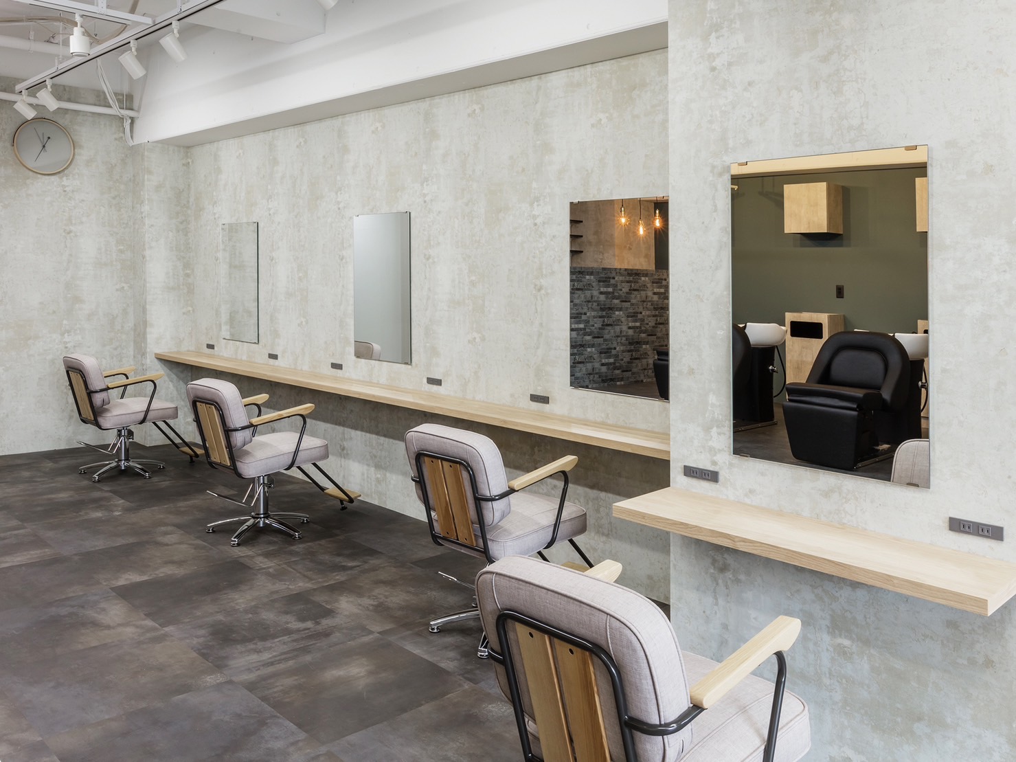 【喜連瓜破】≪社会保険完備≫≪土日休み相談可≫≪高単価≫≪独立支援あり≫デザインカラーや髪質改善が人気のサロン!ガッツリ働きたい方、一緒にサロンづくりをしてくれる方歓迎!「epi(エピ)」からスタイリスト(美容師)の求人★☆