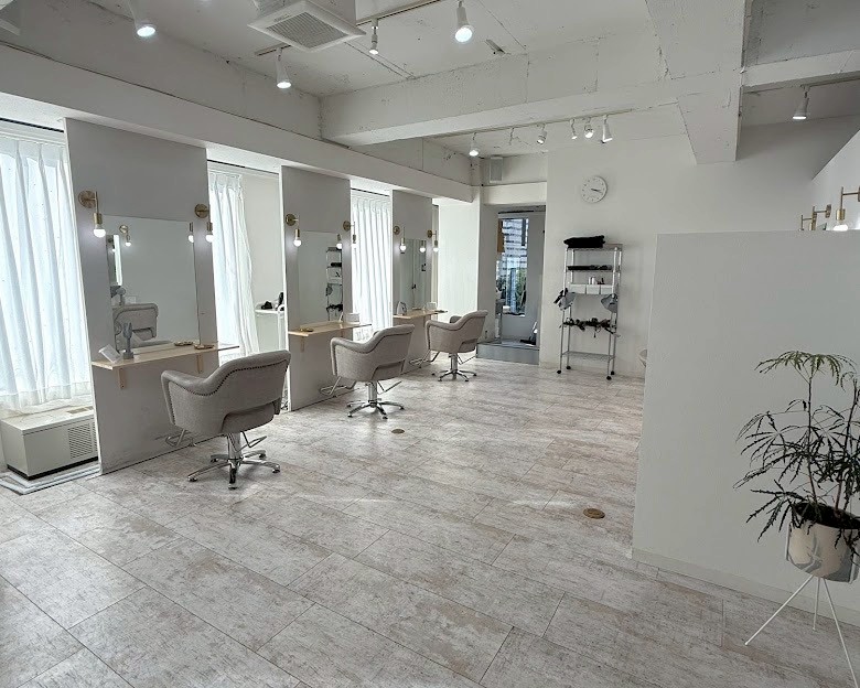 【心斎橋】◆未経験・通信生・新卒生歓迎◆社会保険完備◆最短1年でスタイリストデビュー可能◆ウィッグ代半額負担◆独立支援あり◆ハイトーンなどのデザインカラーが人気のカラー特化型サロン！文句なしの教育体制でしっかり学んで成長したい方必見！「piLLon（ピヨン）」からアシスタント（美容師）の求人★☆