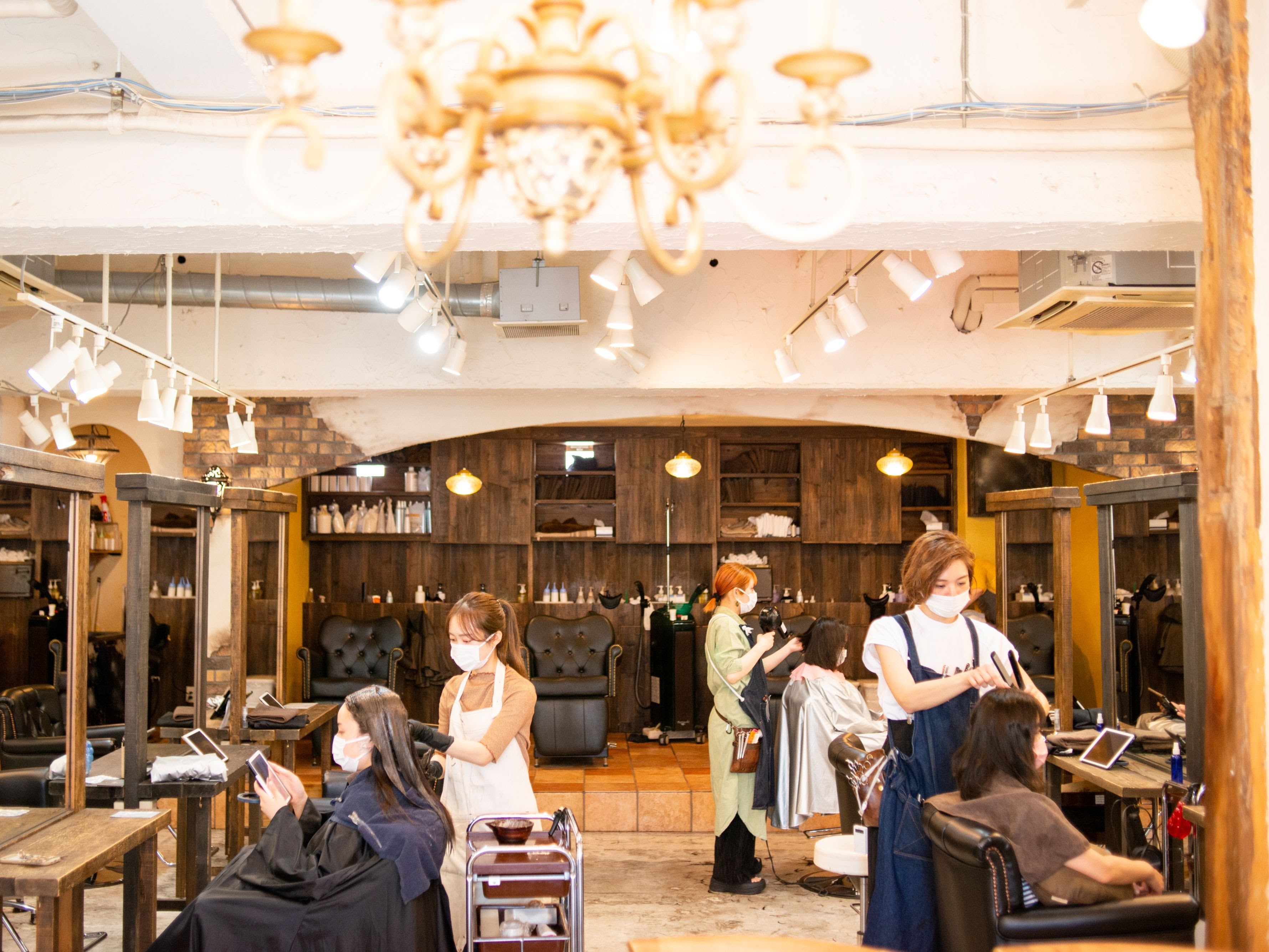 【下北沢】≪完全週休2日制・1年以内のデビュー可能・社会保険完備≫営業時間内を有効活用し、早期デビューを目指せます！時代にあわせた教育カリキュラムと労働環境で将来の不安なく勤務できます。「Reir 下北沢（レイールシモキタザワ）」からアシスタント（美容師）の求人★☆