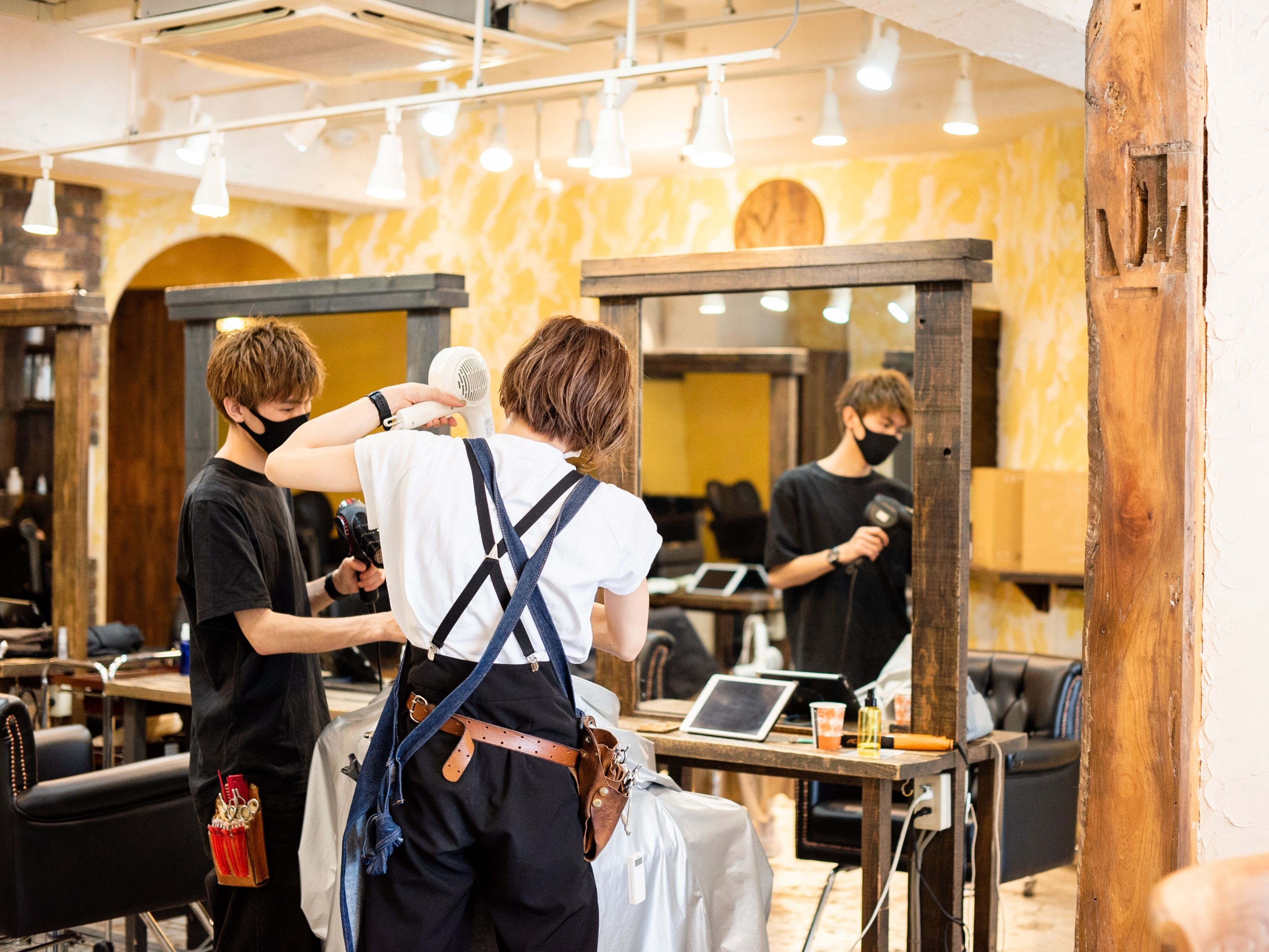 【下北沢】≪完全週休2日制・1年以内のデビュー可能・社会保険完備≫営業時間内を有効活用し、早期デビューを目指せます！時代にあわせた教育カリキュラムと労働環境で将来の不安なく勤務できます。「Reir 下北沢（レイールシモキタザワ）」からアシスタント（美容師）の求人★☆