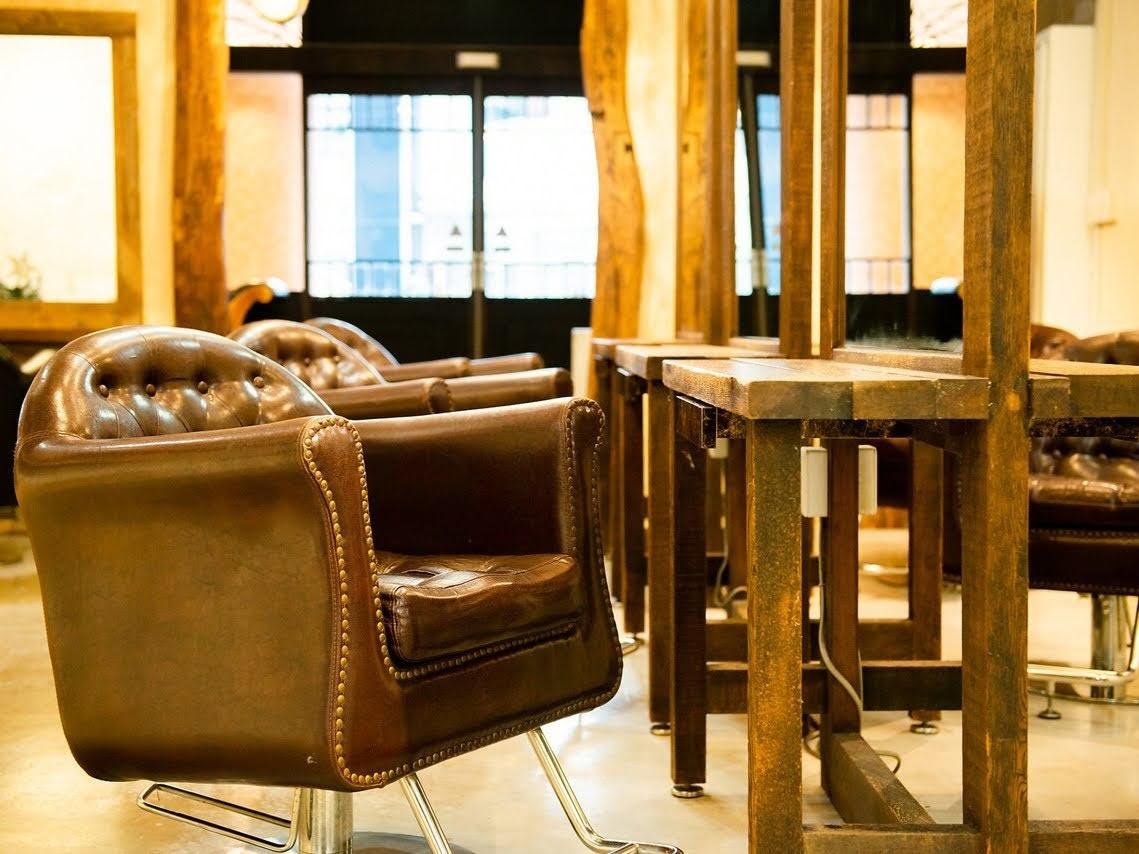 【戸塚】≪完全週休2日制・フレックスタイム制・社会保険完備≫選べる雇用形態で、最大65%の歩合率!スタイリストとしてもう一つステップアップできる安心の待遇があります!ライフイベントごとの環境変化にも柔軟に対応可能な「Flor 戸塚(フロールトツカ)」からスタイリスト(美容師)の求人★☆