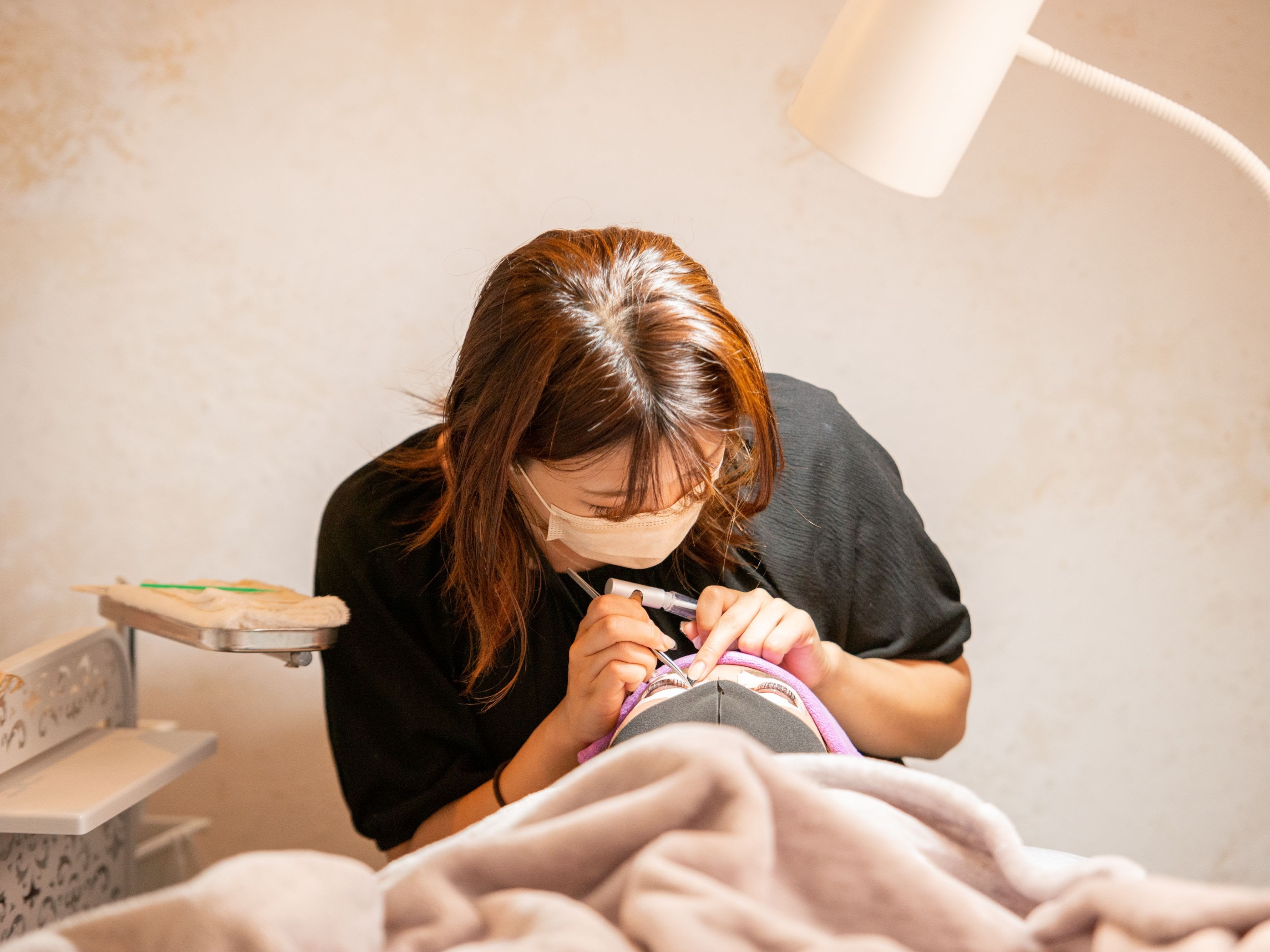 【上大岡】≪完全週休2日制・社会保険完備≫たくさんのメニュー展開で幅広いスキル習得が可能です。未経験者も安心のカリキュラムあり！生涯雇用を掲げるサロン「Flor 上大岡（フロールカミオオオカ）」からアイリスト（まつげエクステ・まつげパーマ・アイブロウ）の求人★☆