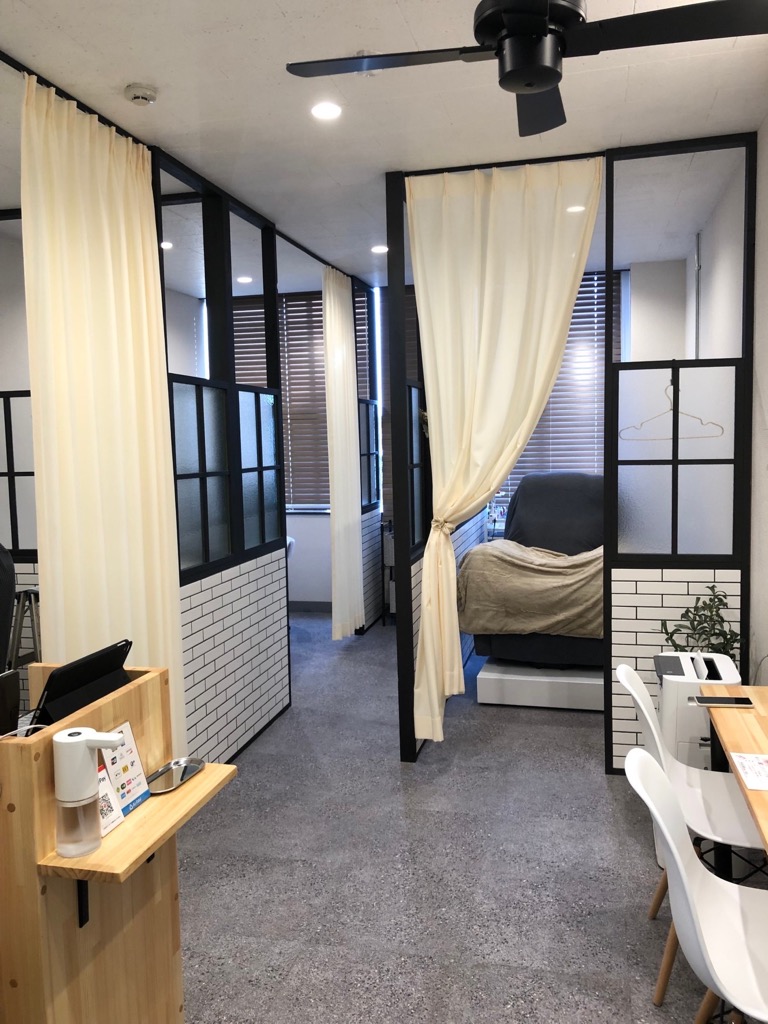 【大和八木】≪全席個室≫≪正社員と業務委託を選べる勤務形態≫業務委託であれば平均月収30万円！施術時間もゆったりしているので、お客様としっかり向き合えます。「Reg Lash by CREAR（レグラッシュバイクレアール）」からアイリスト（まつげエクステ・まつげパーマ・アイブロウ）の求人☆☆