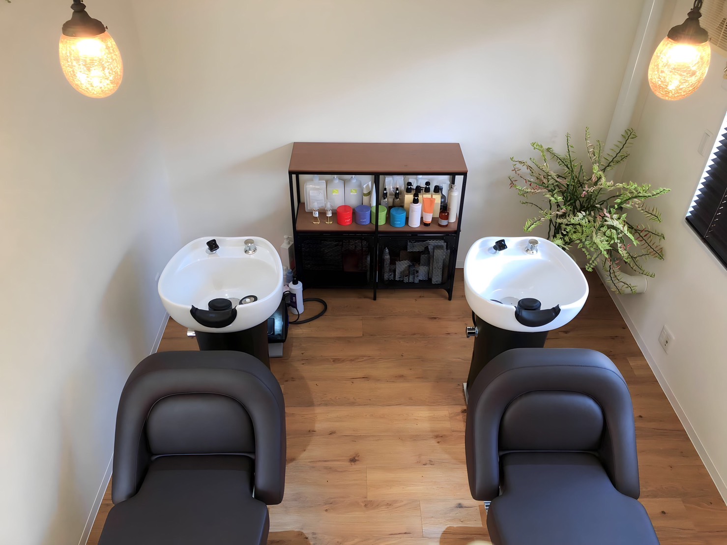 【塚口】≪正社員と業務委託から選べる≫≪業務委託は自由出勤≫≪海外旅行などの連休も相談可能!≫≪土日休み相談OK≫≪夏季・年末年始・有給休暇あり≫ゆとりのあるワークスタイル!一人ひとりに合わせたサポート体制をとっています!「benova(ヴィノバ)」からスタイリストの求人☆★