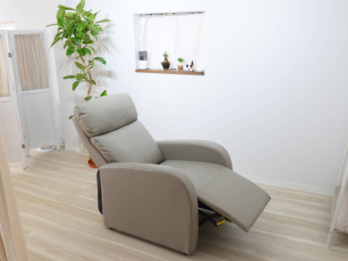 【豊中駅】≪社会保険完備≫≪完全週休2日≫≪未経験・新卒生歓迎≫≪ママさんのご応募歓迎≫≪店長候補歓迎≫リラックスした空間でほっと一息つける時間をご提供！ゆったり働きたい方にぴったり！「eyelash&eyebrow Erde（アイラッシュアンドアイブロウエルデ）」からアイリスト（まつげエクステ・まつげパーマ・アイブロウ）の求人☆☆