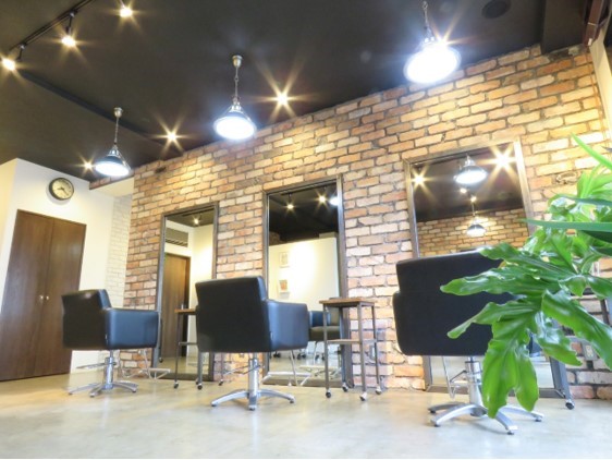 【武蔵浦和】≪19時に退勤可能・社会保険完備・産休育休実績あり≫理想に沿ったヘアカットとヘッドスパが人気！ゆったりとした時間が流れる、居心地の良いサロンです。仕事とプライベートの両立が可能な「MAGICA（マヒカ）」からアシスタント（美容師）の求人☆★