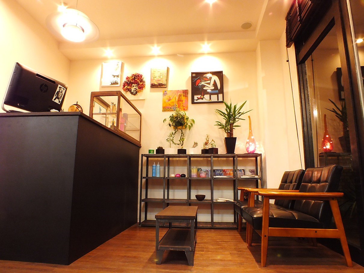 【武蔵浦和】≪19時に退勤可能・社会保険完備・産休育休実績あり≫理想に沿ったヘアカットとヘッドスパが人気！ゆったりとした時間が流れる、居心地の良いサロンです。仕事とプライベートの両立が可能な「MAGICA（マヒカ）」からアシスタント（美容師）の求人☆★