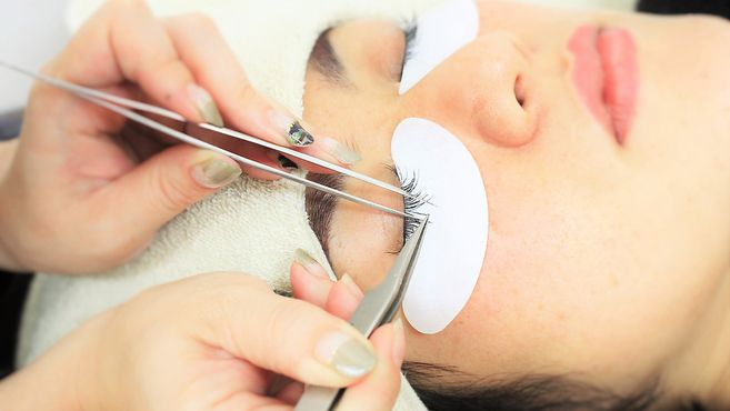 【横浜駅】≪未経験OK・髪色ネイル自由・社会保険完備≫最新の技術を取り入れた、流行にも敏感なサロン!それぞれの生活スタイルに合わせた働き方ができる「Luxe eyelash&beauty 横浜店(リュクスアイラッシュアンドビューティーヨコハマテン)」からアイリスト(まつげエクステ・まつげパーマ・アイブロウ)の求人☆☆