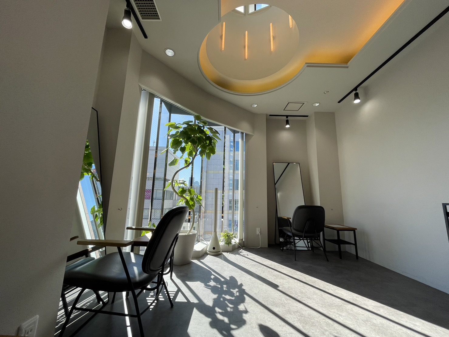 【梅田】≪個人SNSの広告費用として毎月手当あり≫≪月8,9日休み≫≪マンツーマン入客≫≪髪質改善・ショートヘア・ボブスタイル・メンズへア≫スタイリスト一人一人の集客、技術力向上を全面的にサポート！「soi（ソイ）」からスタイリスト（美容師）の求人☆★