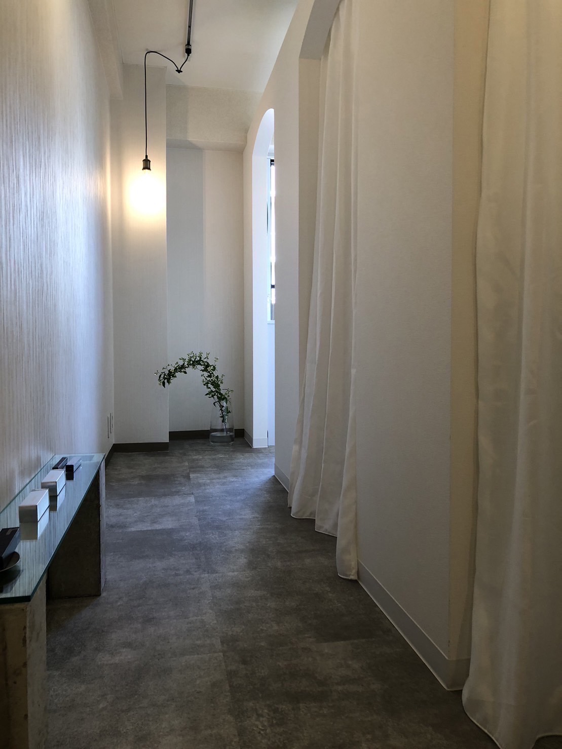 【梅田】≪半個室で落ち着ける空間！≫≪個人SNSの広告費用として毎月手当あり≫≪月8,9日休み≫≪社会保険完備≫単価も7000～9000円と高単価でオシャレなサロン「suu（スー）」からアイリスト（まつげエクステ・まつげパーマ・アイブロウ）の求人☆☆