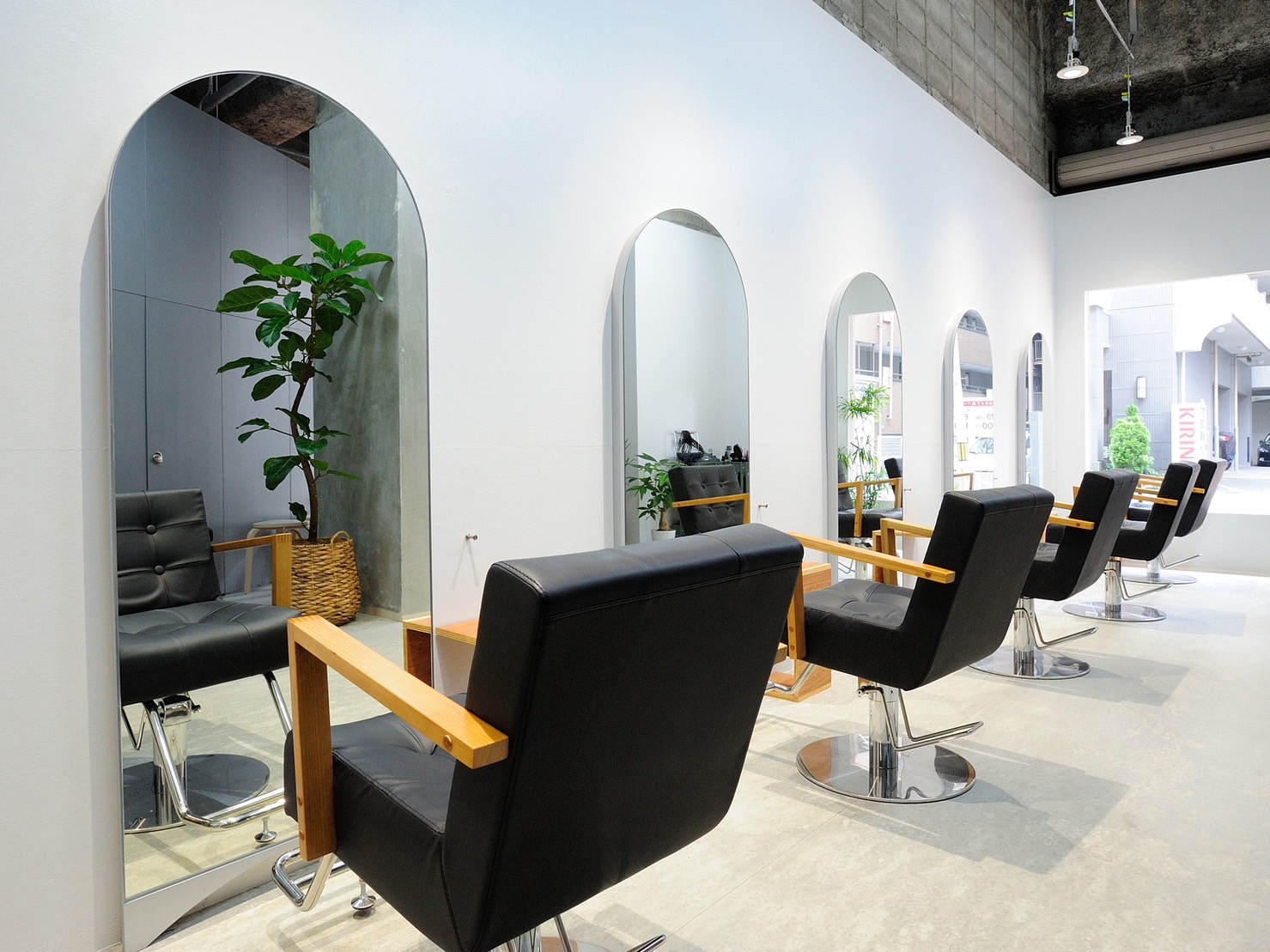 【谷町四丁目】≪月8日休み≫≪入客チャンスあり≫平均客単価10000円以上！デザインカラーがウリなのでカラーが好きな方にもオススメ！客層は20～30代の女性がメインのサロン！「Le’a（レア）」からスタイリスト（美容師）の求人☆★