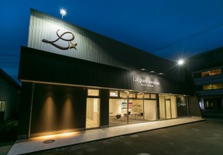 【越前開発】≪社会保険完備≫≪完全週休2日制≫≪産休育休制度あり≫集客サイトをしっかり活用しており、顧客がいない方でも入客の心配はいりません!平均19時台に退勤可能で、プライベートを大切にしつつ、しっかり稼げるサロンです。「Lx park avenue(ルクスパークアベニュー)」からスタイリスト(美容師)の求人☆★