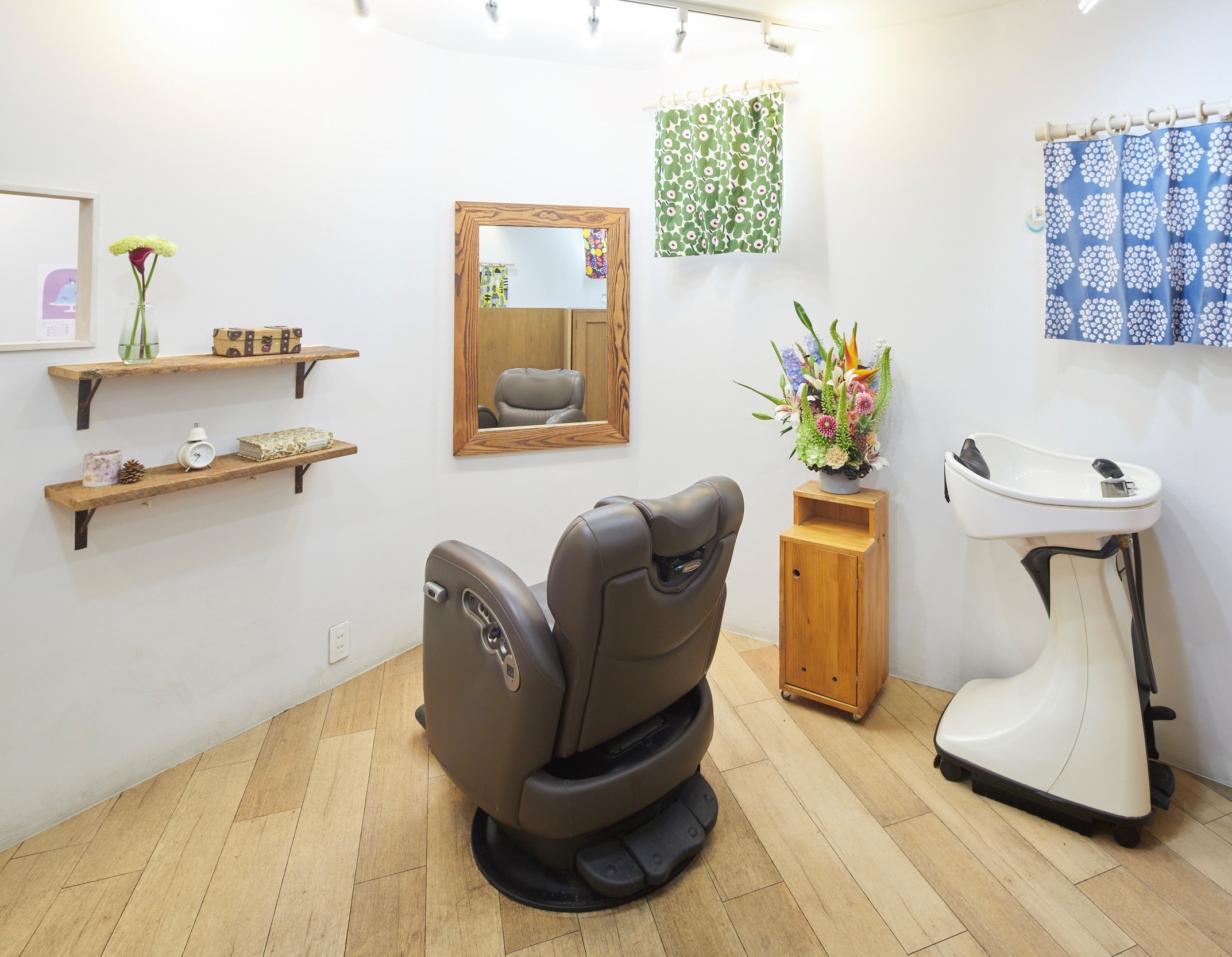 【さがみ野】◆個室で1名ずつ丁寧なお客様対応!大人のヘアサロン◆日曜定休・完全週休3日制度あり・土日祝お休みOK◆18時台で退勤!最上級の雇用制度で、女性が無理なく働けるマンツーマン施術&高単価!こんなサロンで働きたい、が実現されているサロンです!「ami e(アミエ)」からスタイリスト(美容師)の求人☆★☆