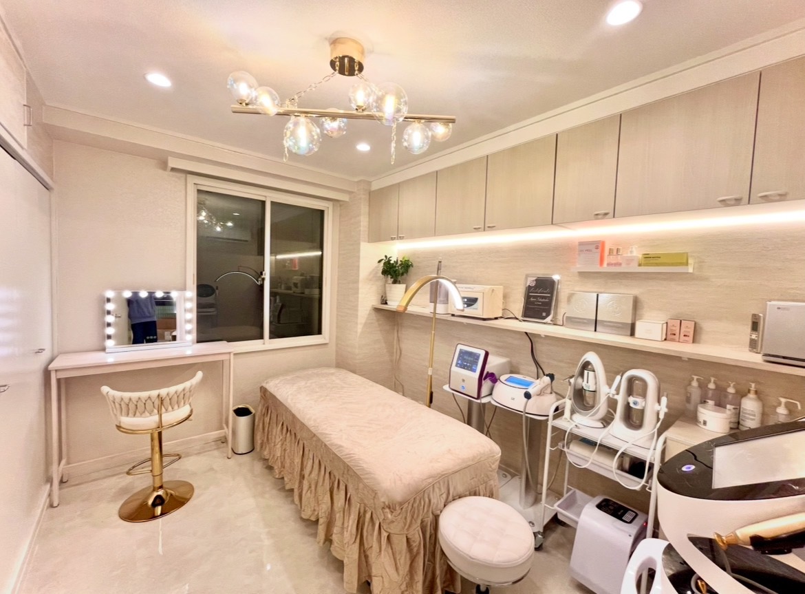 【麻布十番】≪1名のみの募集！≫≪月30万円保障あり≫≪集客の心配なし≫≪土日祝休みOK≫≪髪色・ネイル自由≫すでに一定の売上が担保されている環境で勤務が可能！自分のしたいメニューの導入などもOK！「La Peche（ラぺーシュ）」からアイリスト（まつげエクステ・まつげパーマ・アイブロウ）の求人☆☆