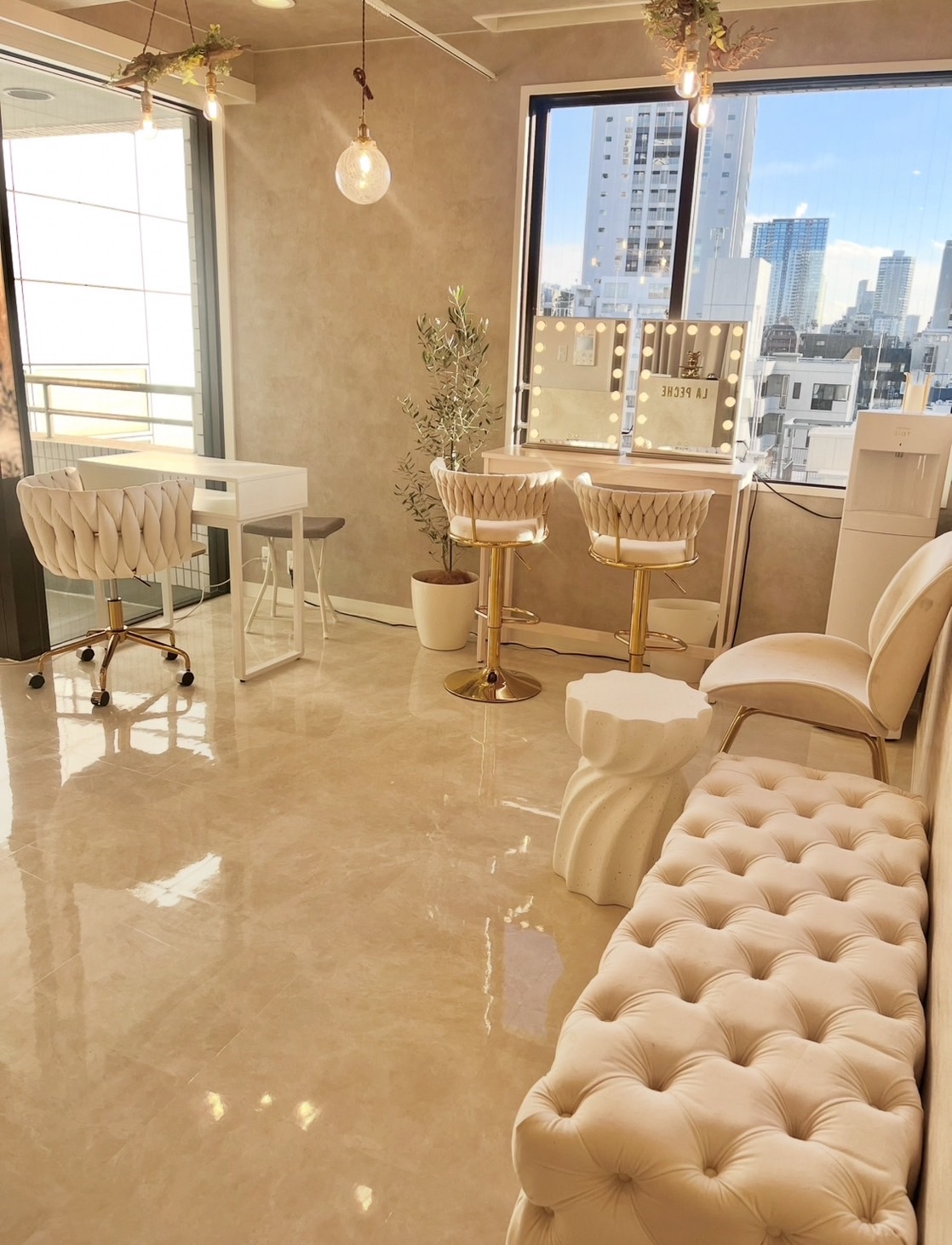 【麻布十番】≪1名のみの募集！≫≪月30万円保障あり≫≪集客の心配なし≫≪土日祝休みOK≫≪髪色・ネイル自由≫すでに一定の売上が担保されている環境で勤務が可能！自分のしたいメニューの導入などもOK！「La Peche（ラぺーシュ）」からアイリスト（まつげエクステ・まつげパーマ・アイブロウ）の求人☆☆