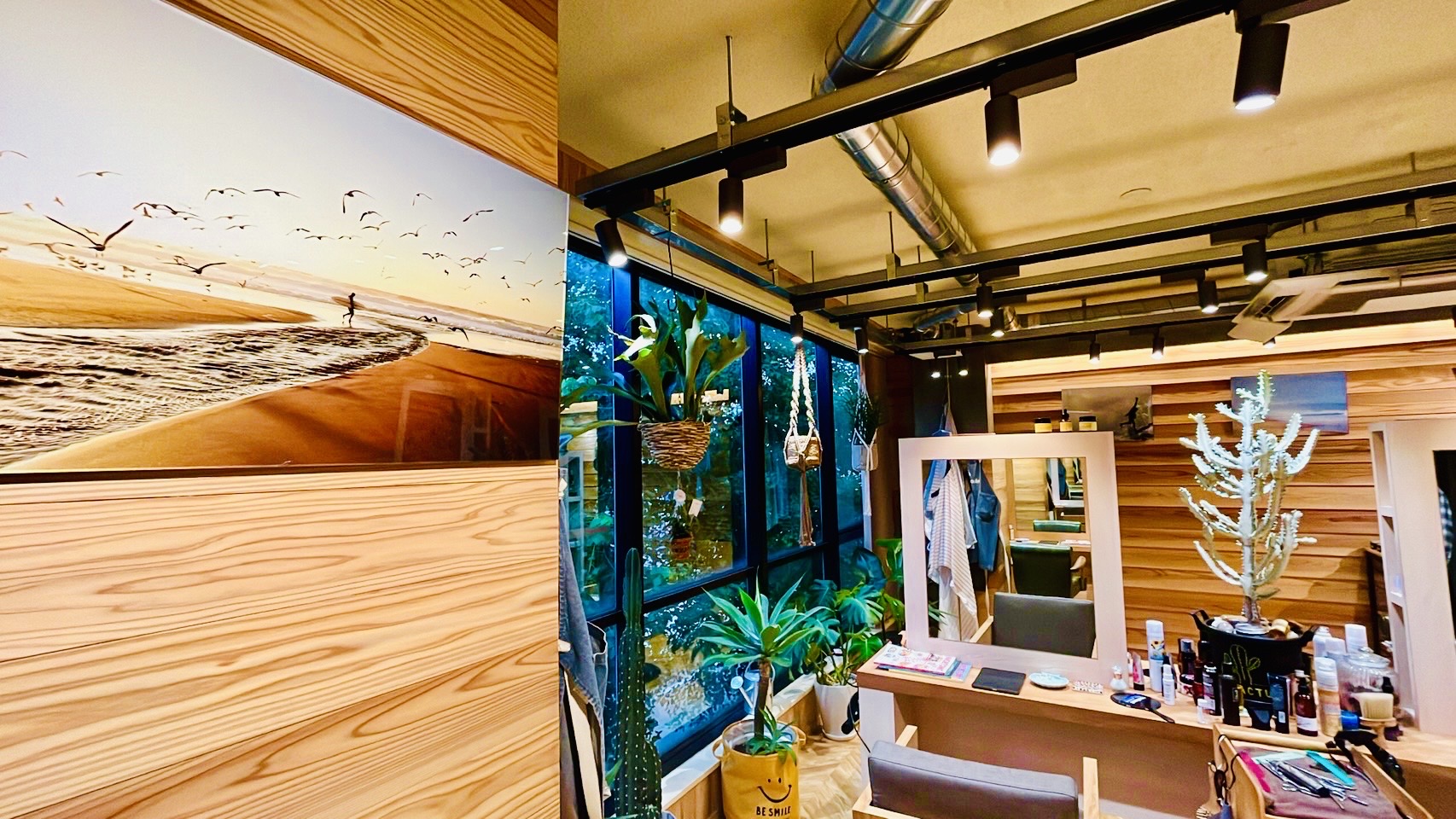 【片原町駅】≪業務委託・完全歩合制・自由出勤・スタイリストオンリーサロン≫あなたのペースで働くことができる環境！！薬剤にもこだわり丁寧な接客とカウンセリングが愛されるヘアサロン「loco（ロコ）」からスタイリスト（美容師）の求人☆★