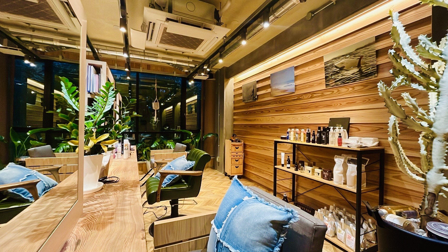 【片原町駅】≪業務委託・完全歩合制・自由出勤・スタイリストオンリーサロン≫あなたのペースで働くことができる環境！！薬剤にもこだわり丁寧な接客とカウンセリングが愛されるヘアサロン「loco（ロコ）」からスタイリスト（美容師）の求人☆★