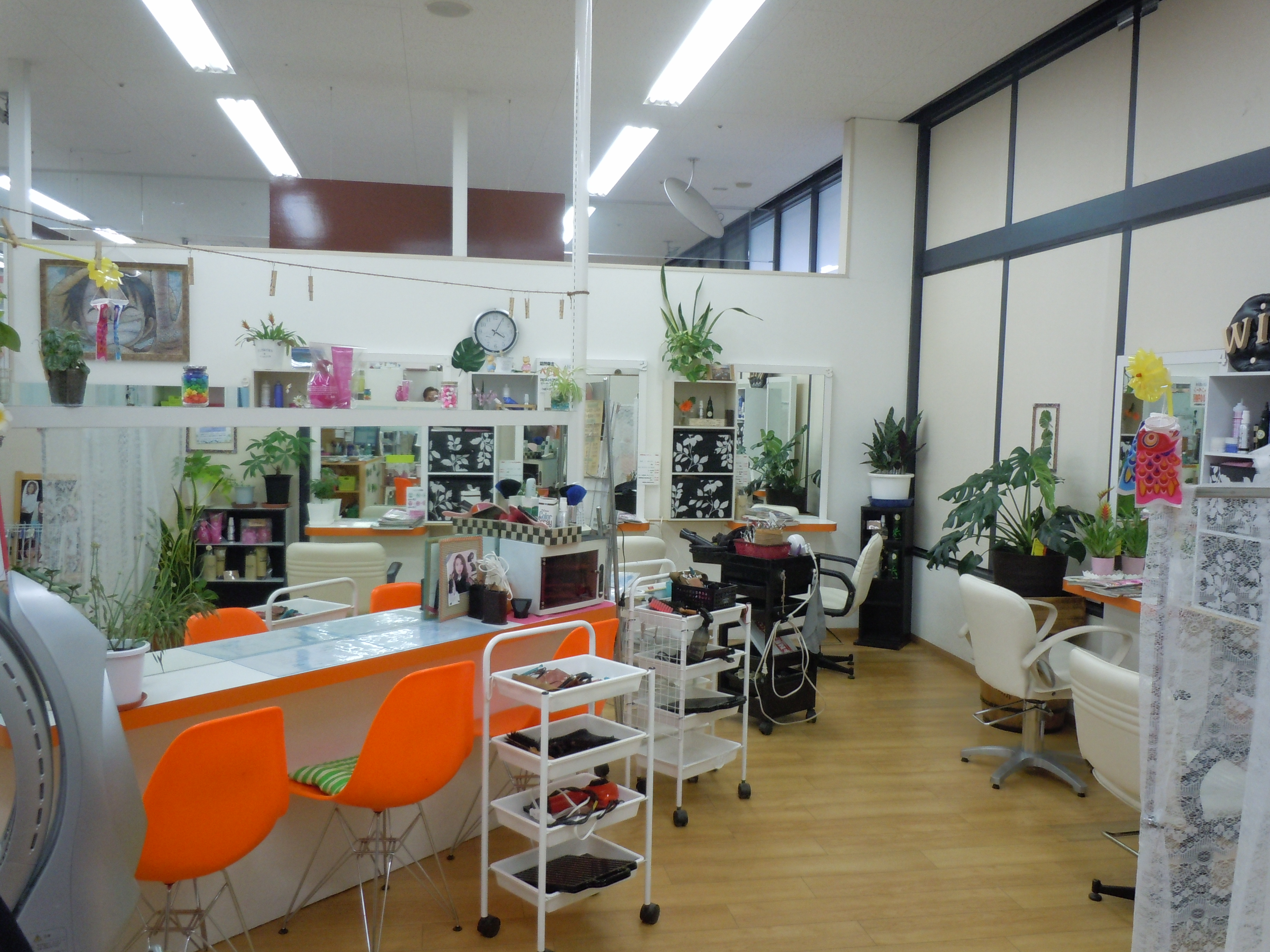 【泗水町】≪営業時間17時迄・16時迄の勤務OK・ダブルワークの相談可能・理容師OK≫子育て中のママさんやブランクのある方も大歓迎です！！小さなお子様からお年寄りまで幅広い年代の方との出会いがある地域密着型のファミリーサロン「美容室WILL マルショク泗水店（ビヨウシツウィルマルショクシスイテン）」からスタイリスト（美容師・理容師）の求人☆★