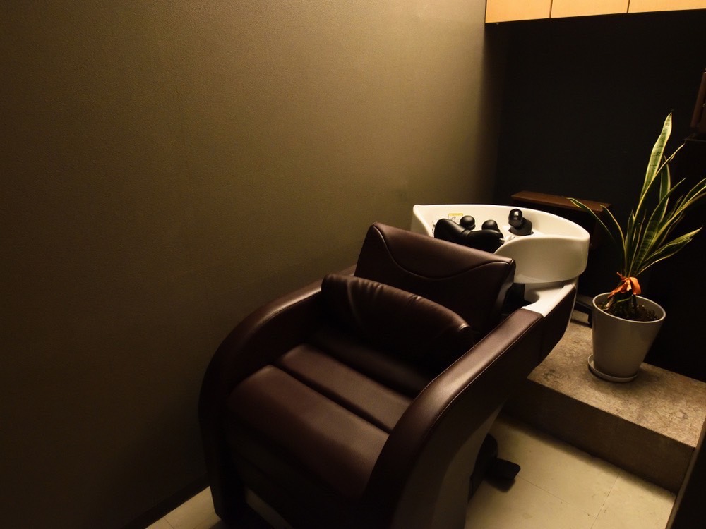 【堀江】≪サロンワーク経験者のみ募集≫≪月8日休み≫≪有給休暇あり≫≪高単価≫≪土日休み月1回OK≫メンズカットから髪質改善まで様々なメニューが人気のサロン！デビュー後は売上に応じてしっかり還元してもらえるシステムがあります！「CROWN（クラウン）」からアシスタント（美容師）の求人☆★