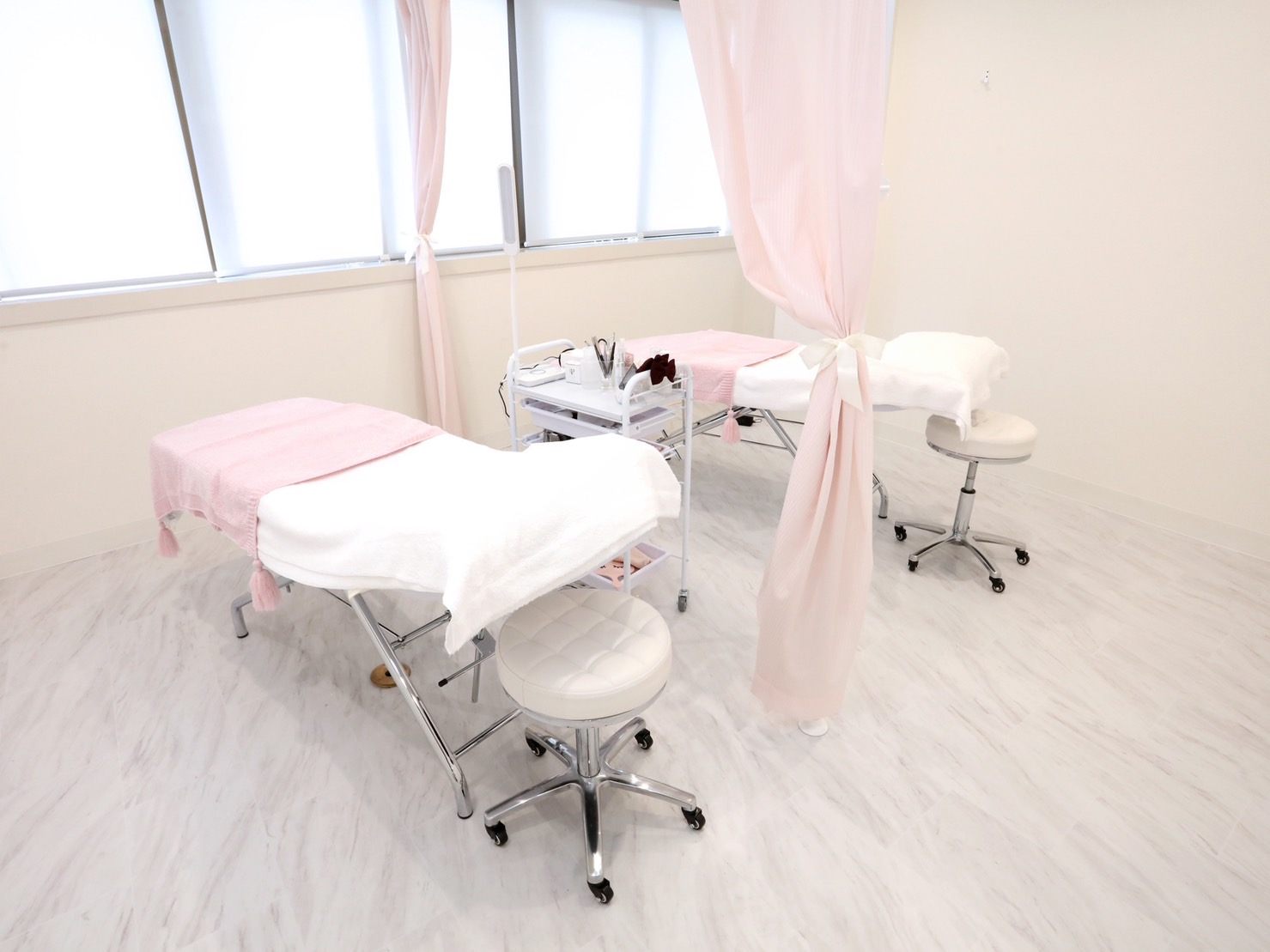 【福島】≪社会保険完備≫≪研修中もお給料あり≫≪土日休み・連休取得OK≫≪20時までに退勤可能≫≪実働8時間≫≪有給休暇あり≫可愛らしい内装と丁寧な接客が人気のプライベートサロン！「LA MER（ラメール）」からアイリスト（まつげエクステ・まつげパーマ・アイブロウ）の求人☆☆