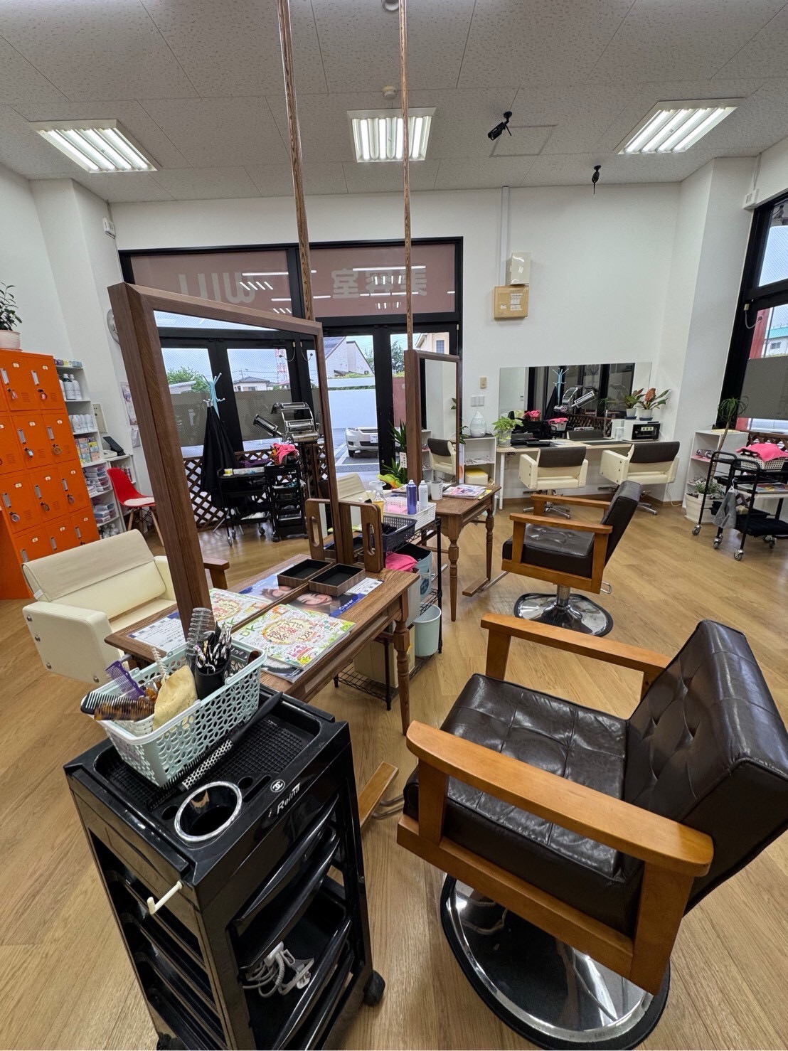 【菊池ショッピングプラザ夢空間】≪土日祝のお休みOK・9～14時の勤務OK・営業時間18時迄・ダブルワークの相談可能≫子育て中のママさんやブランクのある方も大歓迎です！！小さなお子様からお年寄りまで幅広い年代の方との出会いがある地域密着型のファミリーサロン「美容室WILL 菊池店（ビヨウシツウィルキクチテン）」からスタイリスト（美容師）の求人☆★