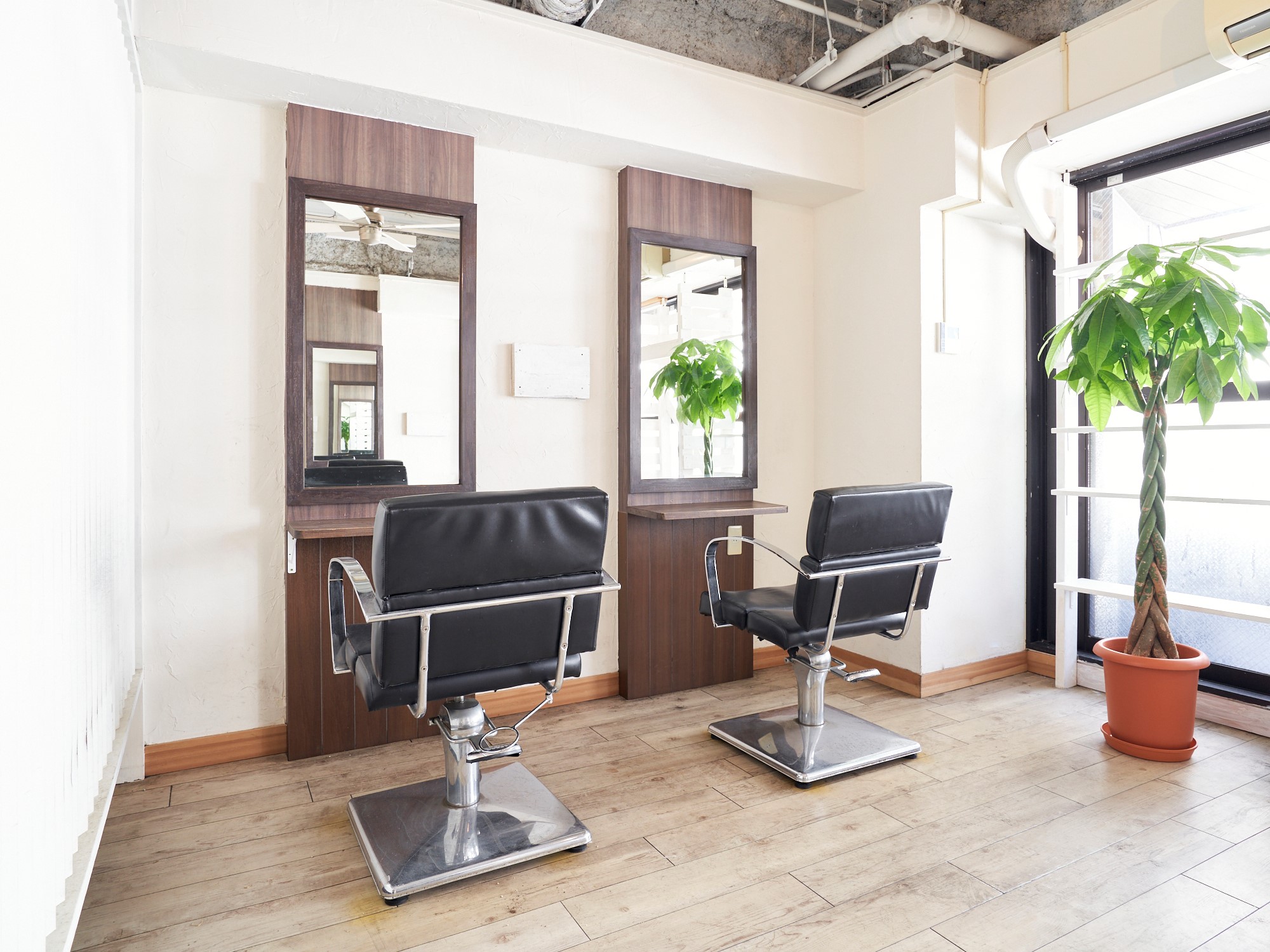 【池袋】≪指名料自己設定可能≫≪指名50%、フリー40%還元≫少人数制なので入客チャンス大!池袋駅東口前すぐなので集客が強い!メンズ特化スタイリストとして、お客様のカッコいいをたくさん作れるサロンです!「メンズサロン IVY 池袋(メンズサロンアイヴィーイケブクロ)」からスタイリスト(美容師)の求人☆★