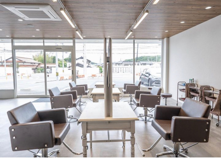 【古志原】≪完全週休二日制・社会保険完備・業務委託も募集中≫デザインカラーのお客様も多数ご来店！集客好調のヘアサロン「charme hair 松江店（シャルムヘアーマツエテン）」からスタイリスト（美容師）の求人☆★