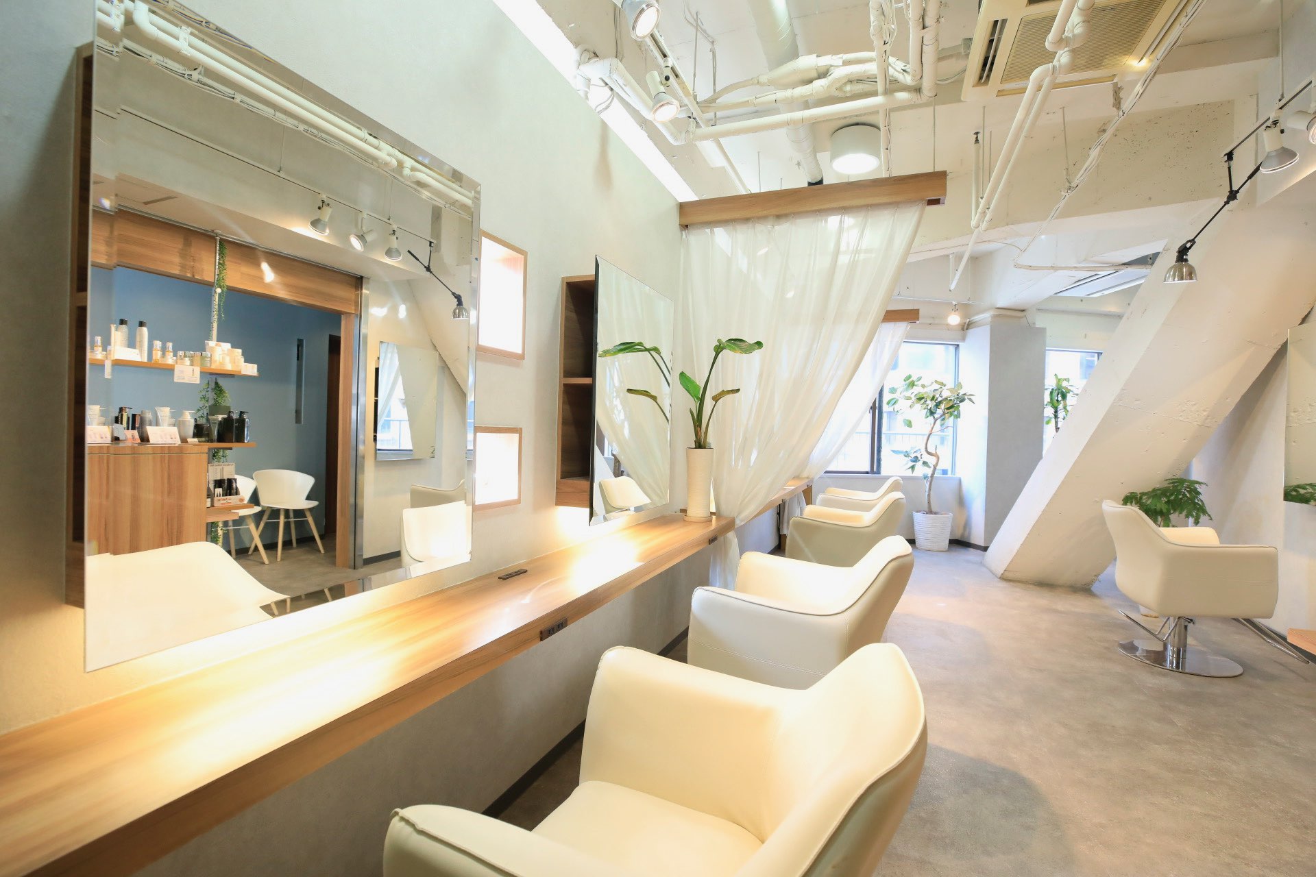 【新宿】◆完全週休2日制・土日休みOK・社会保険完備◆営業時間内に効率よくレッスンし早期デビューが可能！ホワイトな就業条件も魅力です！チームワークを重視し、人間関係のストレスが少ないサロン「LaLarOomo（ララルーモ）」からアシスタント（美容師）の求人★☆