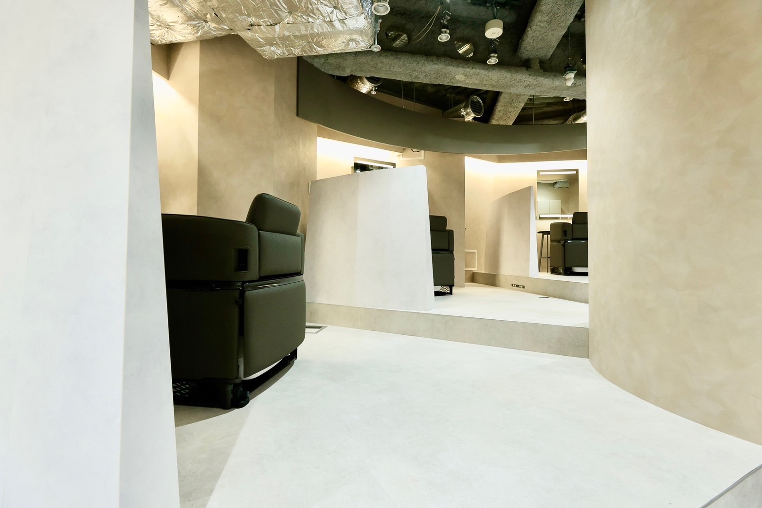 【渋谷】◆完全週休2日制・土日休みOK・社会保険完備◆前職の給与を保障し転職の不安を少なく勤務開始できます。日々改善されるホワイトな就業条件も魅力です!チームワークを重視し、人間関係のストレスを極力排除!「LaLarOomo 渋谷公園通り店(ララルーモシブヤコウエンドオリテン)」からスタイリスト(美容師)の求人★☆