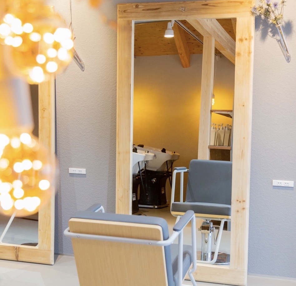 【南彦根駅】≪シャンプー、カラー、縮毛矯正まで出来る方の募集≫≪ママさん美容師も歓迎≫≪社会保険完備≫≪月8日休み≫≪土日休み可能≫頑張り次第で最短2年でデビューができる！小規模のプライベートサロン◎地域密着型のサロンなので幅広いお客様に携われます！「ALBA from Aletta（アルバフロムアレッタ）」からアシスタント（美容師）の求人★☆